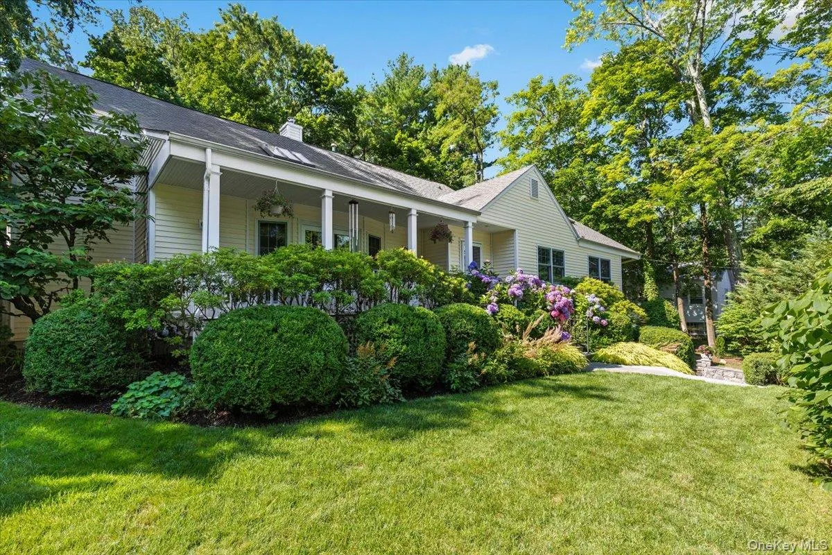 Home sits beautifully on the .23 acres of manicured lawns Home sits beautifully on the .23 acres of manicured lawns