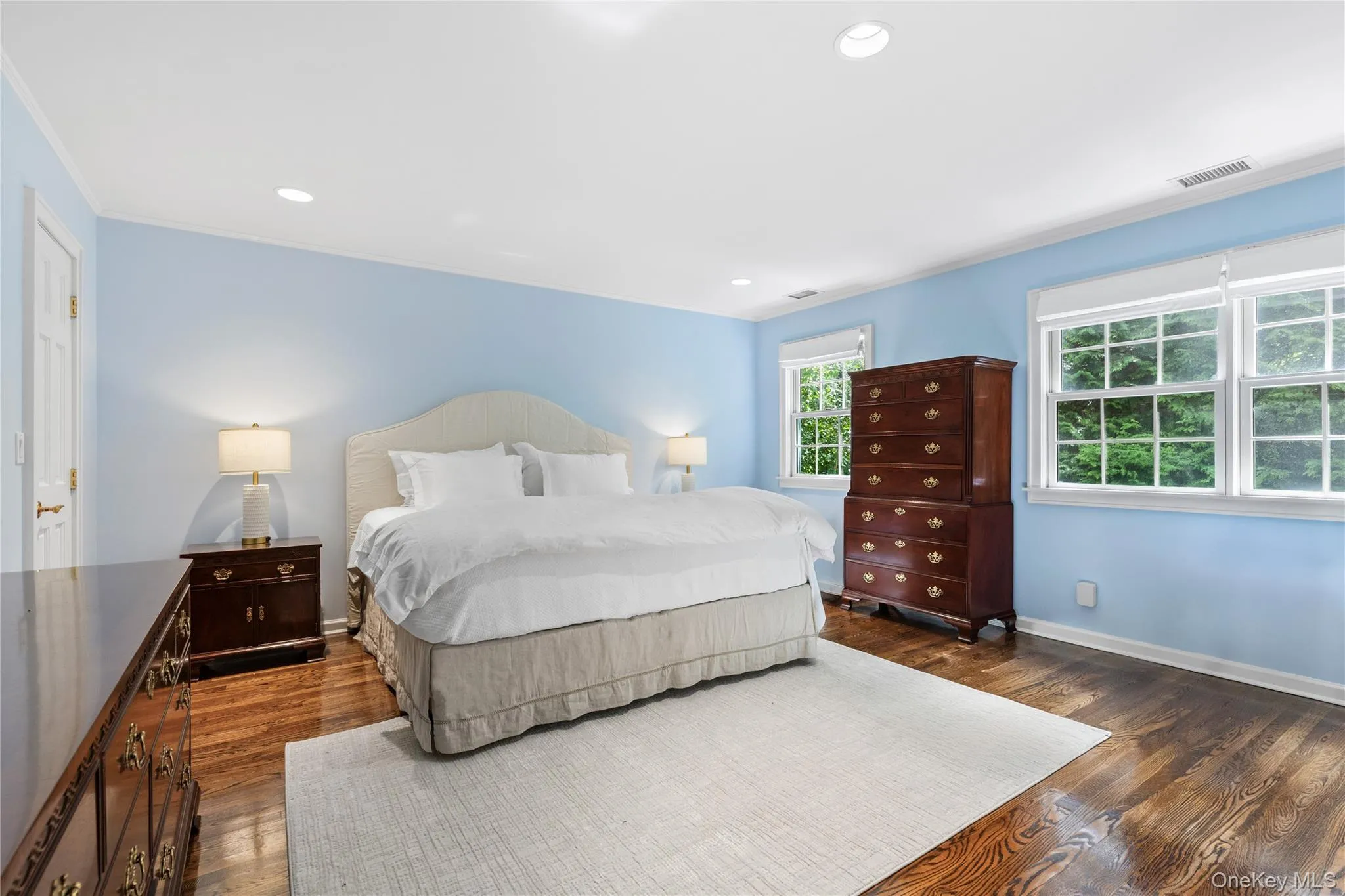 Bright spacious with walk-in closet Bright spacious with walk-in closet