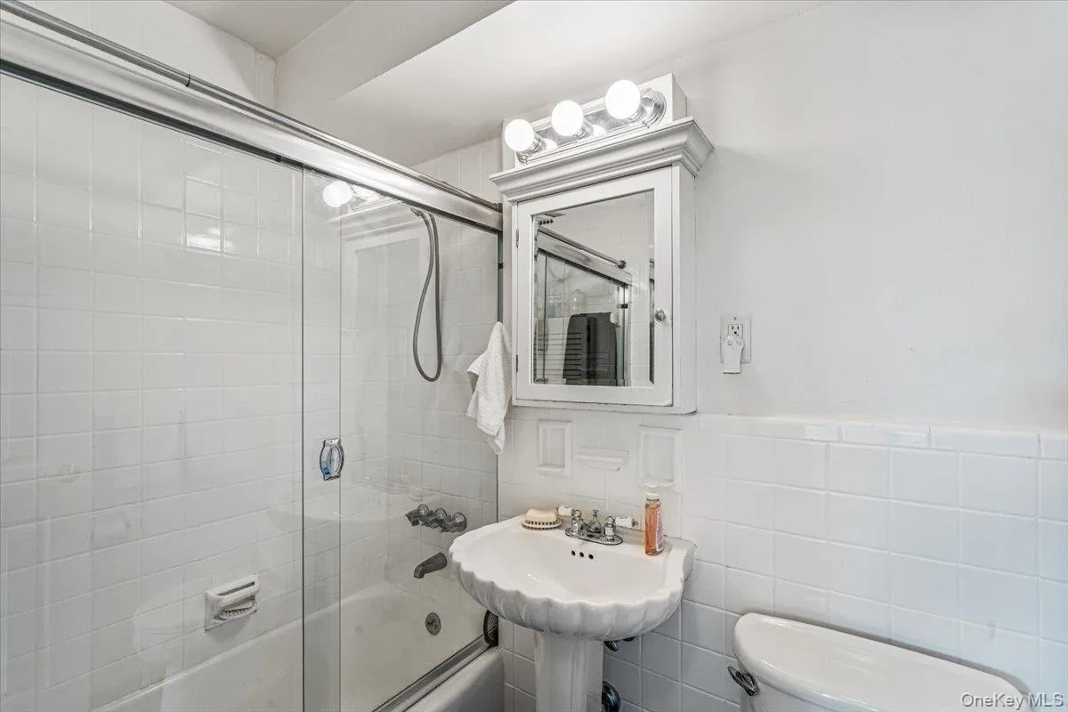 220-55 46th Avenue, New York, NY, 1 Bedroom Bedrooms, 3 Rooms Rooms,1 BathroomBathrooms,Residential,For Rent,46th,0,1052542 220-55 46th Avenue, New York, NY, 1 Bedroom Bedrooms, 3 Rooms Rooms,1 BathroomBathrooms,Residential,For Rent,46th,0,1052542