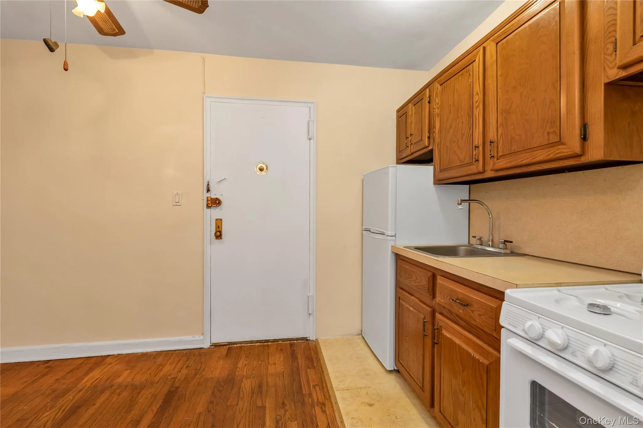 141-60 84th Road, New York, NY, 1 Bedroom Bedrooms, 4 Rooms Rooms,1 BathroomBathrooms,Residential,For Rent,84th,0,1052616 141-60 84th Road, New York, NY, 1 Bedroom Bedrooms, 4 Rooms Rooms,1 BathroomBathrooms,Residential,For Rent,84th,0,1052616