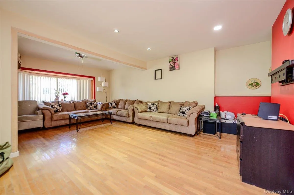 950 Edison Avenue, New York, NY, 3 Bedrooms Bedrooms, 6 Rooms Rooms,3 BathroomsBathrooms,Residential,For Rent,Edison,0,1052633 950 Edison Avenue, New York, NY, 3 Bedrooms Bedrooms, 6 Rooms Rooms,3 BathroomsBathrooms,Residential,For Rent,Edison,0,1052633