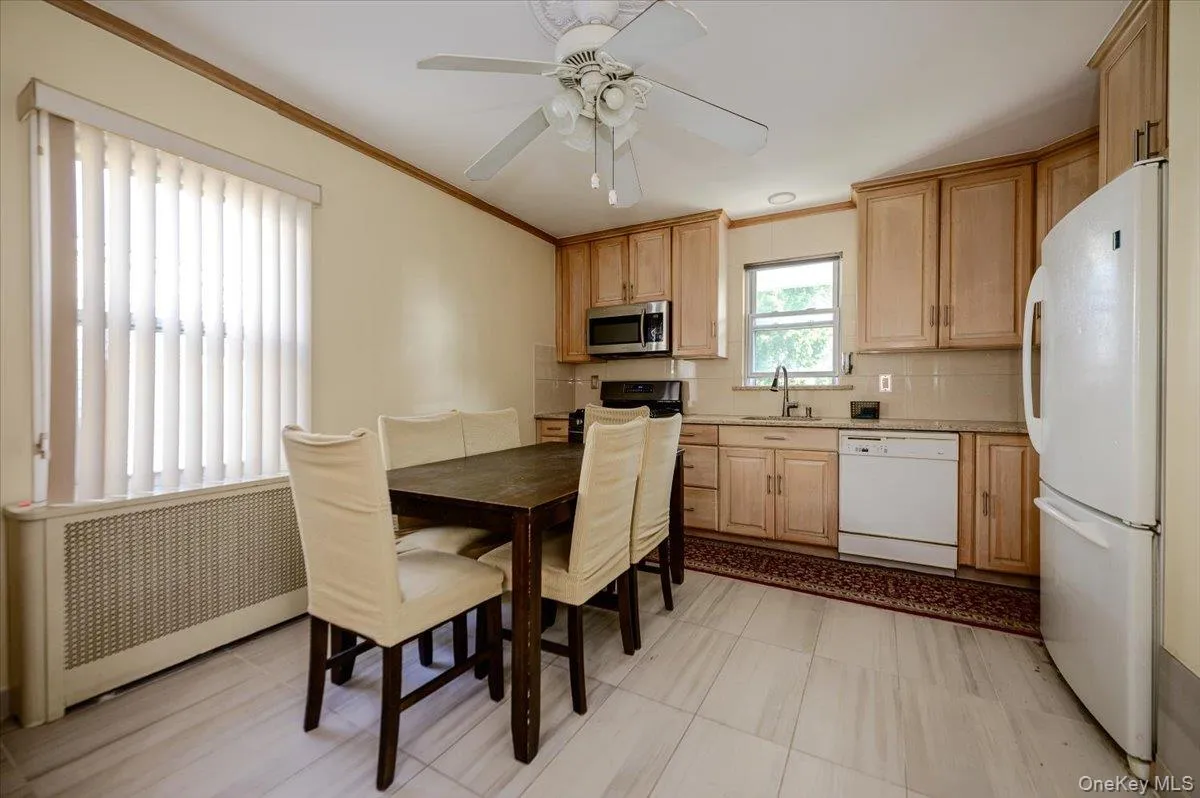 950 Edison Avenue, New York, NY, 3 Bedrooms Bedrooms, 6 Rooms Rooms,3 BathroomsBathrooms,Residential,For Rent,Edison,0,1052633 950 Edison Avenue, New York, NY, 3 Bedrooms Bedrooms, 6 Rooms Rooms,3 BathroomsBathrooms,Residential,For Rent,Edison,0,1052633