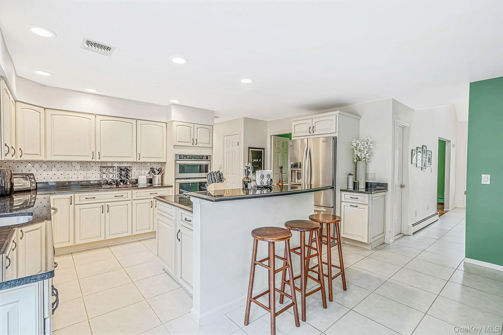4 Kroft Court, Huntington, NY, 5 Bedrooms Bedrooms, 9 Rooms Rooms,2 BathroomsBathrooms,Residential,For Rent,Kroft,0,1052664 4 Kroft Court, Huntington, NY, 5 Bedrooms Bedrooms, 9 Rooms Rooms,2 BathroomsBathrooms,Residential,For Rent,Kroft,0,1052664