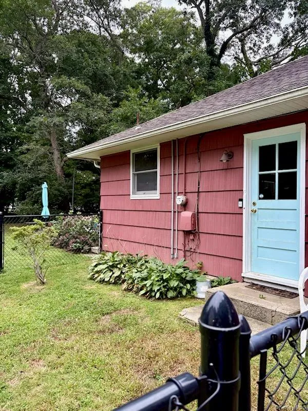 275 4th Avenue, Smithtown, NY, 2 Bedroom Bedrooms, 5 Room Rooms,1 BathroomBathrooms,Residential Lease,For Rent,4th,0,1052684 275 4th Avenue, Smithtown, NY, 2 Bedroom Bedrooms, 5 Room Rooms,1 BathroomBathrooms,Residential Lease,For Rent,4th,0,1052684