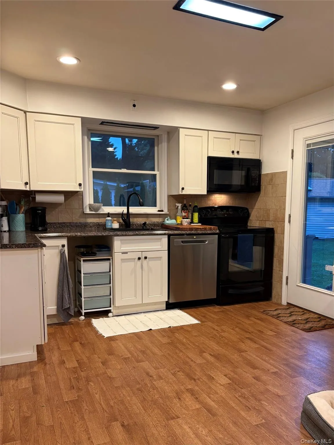 275 4th Avenue, Smithtown, NY, 2 Bedrooms Bedrooms, 5 Rooms Rooms,1 BathroomBathrooms,Residential Lease,For Rent,4th,0,1052684 275 4th Avenue, Smithtown, NY, 2 Bedrooms Bedrooms, 5 Rooms Rooms,1 BathroomBathrooms,Residential Lease,For Rent,4th,0,1052684