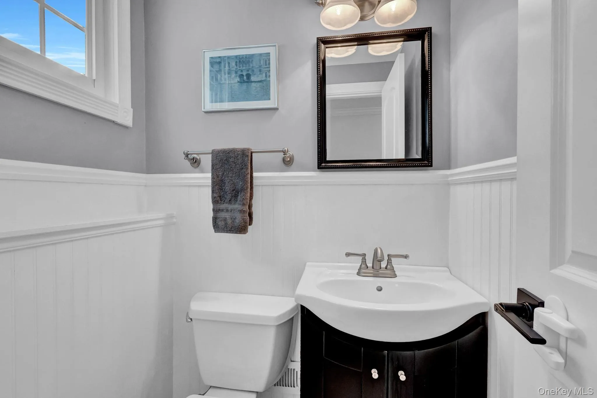 1/2 bathroom.Located on Den level. 1/2 bathroom.Located on Den level.