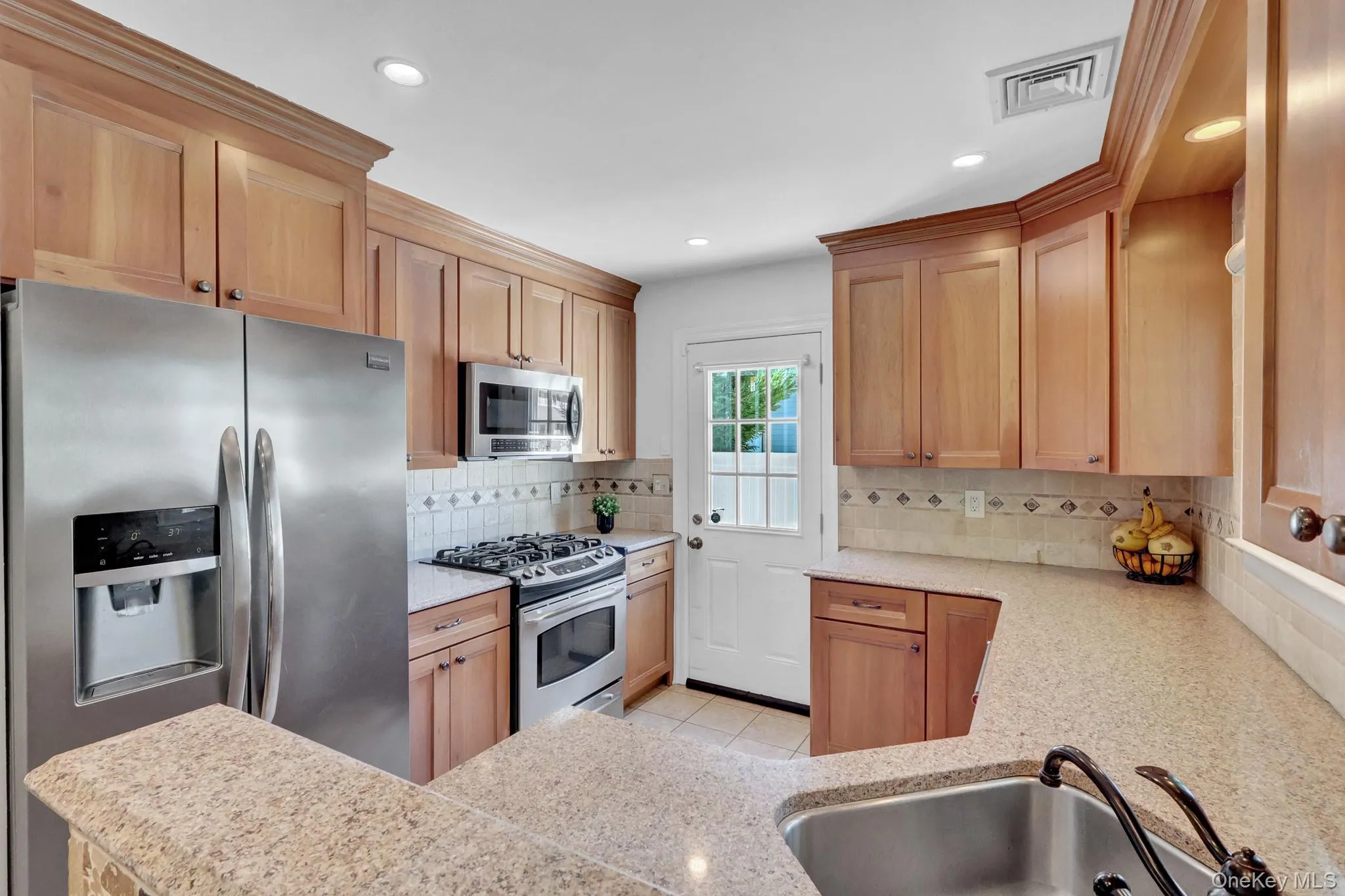 Granite countertops, updated applianced, natural gas cooking, outside separate entrance leads to side/rear fenced yard. Granite countertops, updated applianced, natural gas cooking, outside separate entrance leads to side/rear fenced yard.