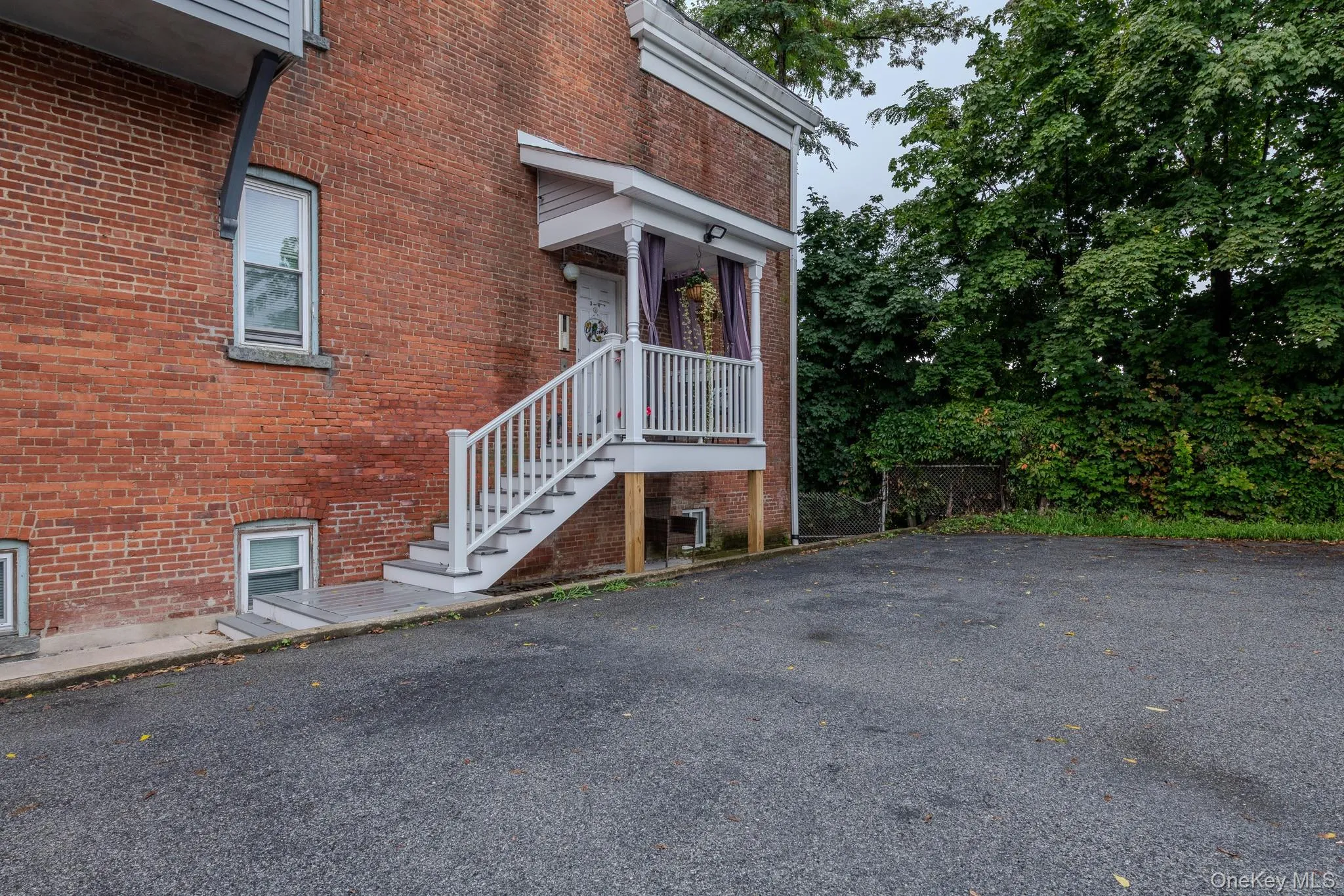 Private Entrance shared with 1 other unit. 2 nd floor apartment. Private Entrance shared with 1 other unit. 2 nd floor apartment.