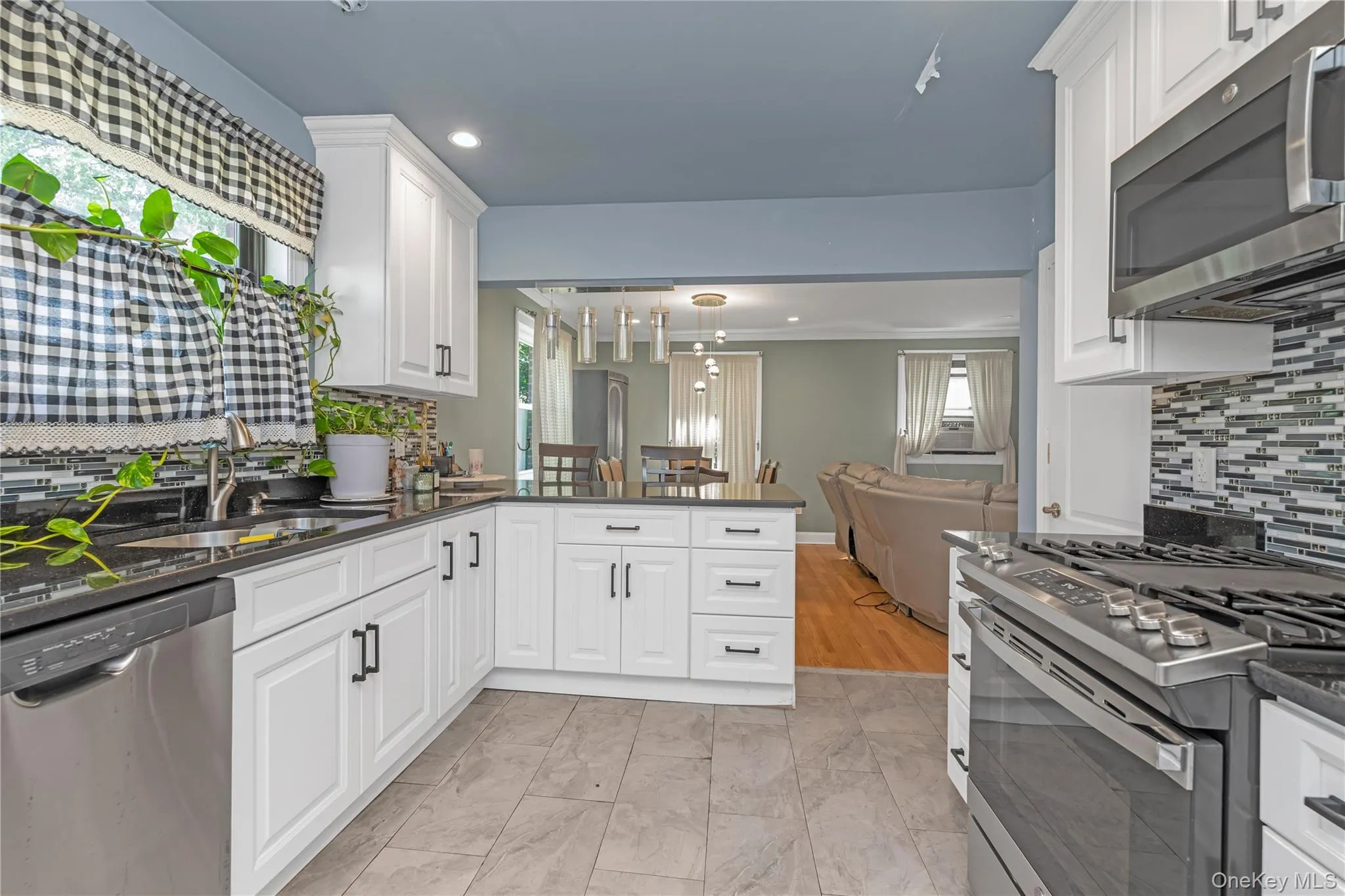 203-15 100th Avenue, New York, NY, 3 Bedrooms Bedrooms, 6 Rooms Rooms,1 BathroomBathrooms,Residential,For Rent,100th,0,1052791 203-15 100th Avenue, New York, NY, 3 Bedrooms Bedrooms, 6 Rooms Rooms,1 BathroomBathrooms,Residential,For Rent,100th,0,1052791