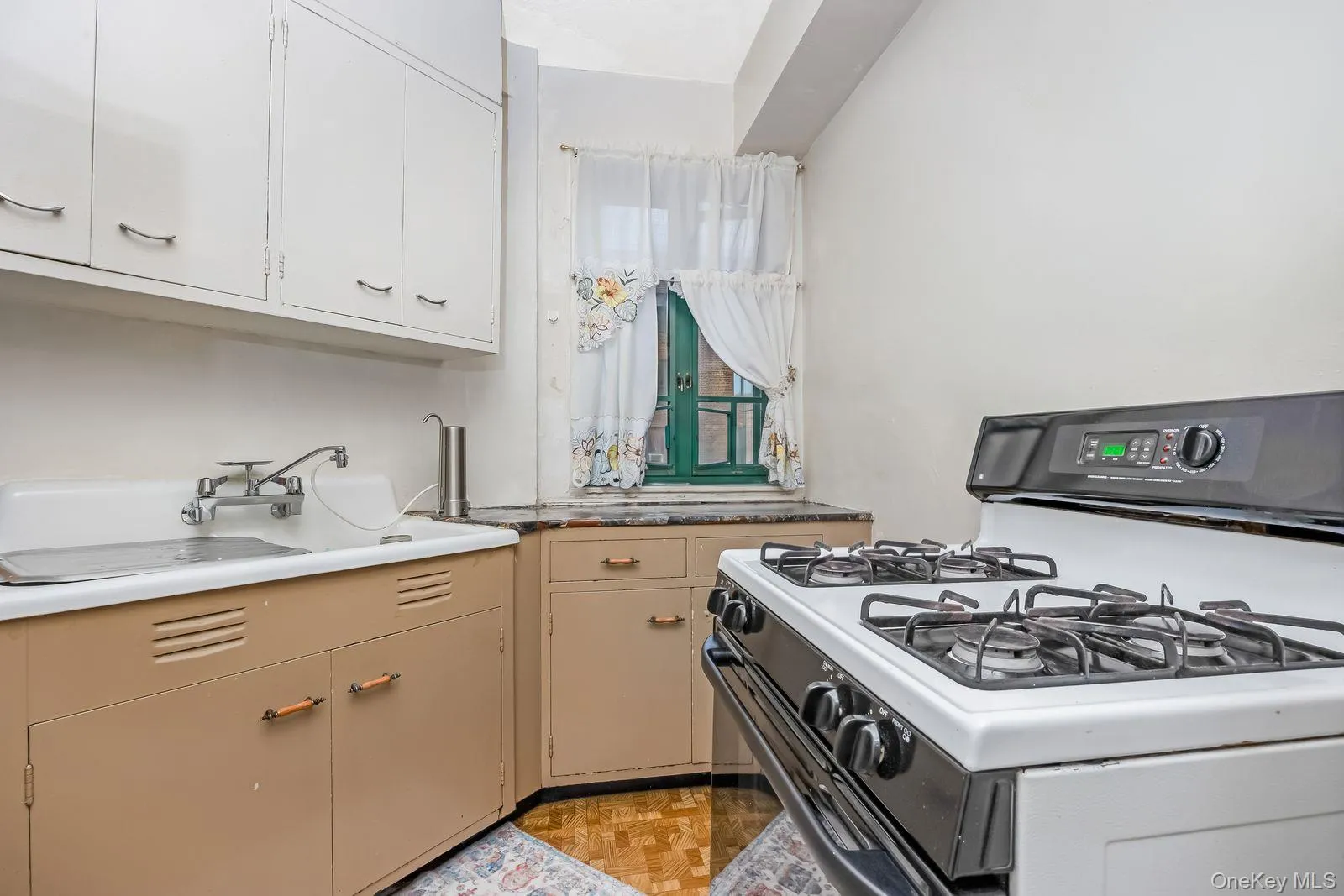 1560 Metropolitan Avenue, New York, NY, 2 Bedrooms Bedrooms, 5 Rooms Rooms,1 BathroomBathrooms,Residential,For Rent,Metropolitan,0,1052817 1560 Metropolitan Avenue, New York, NY, 2 Bedrooms Bedrooms, 5 Rooms Rooms,1 BathroomBathrooms,Residential,For Rent,Metropolitan,0,1052817