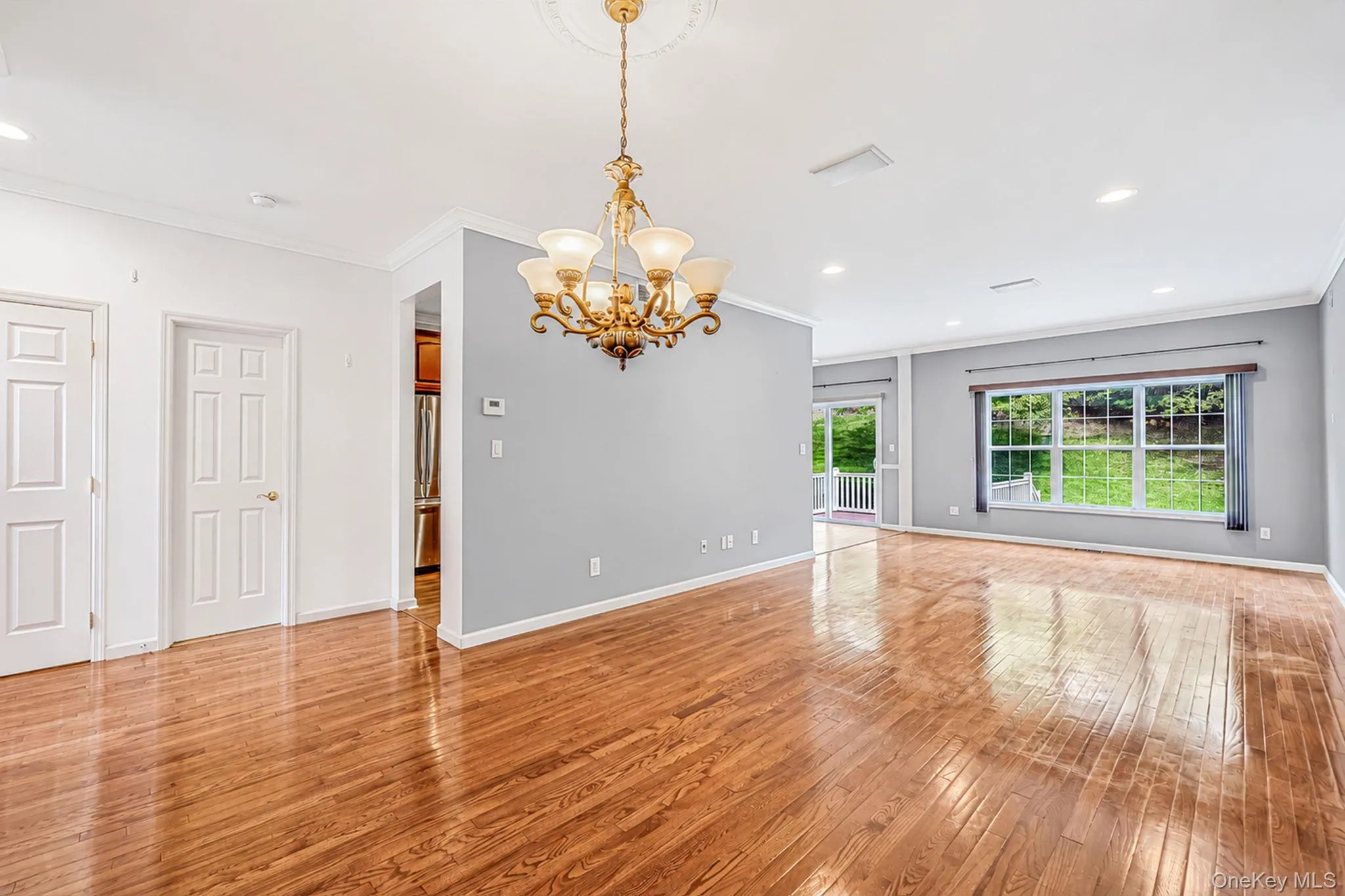 Beautiful hardwood floors, crown mouding Beautiful hardwood floors, crown mouding