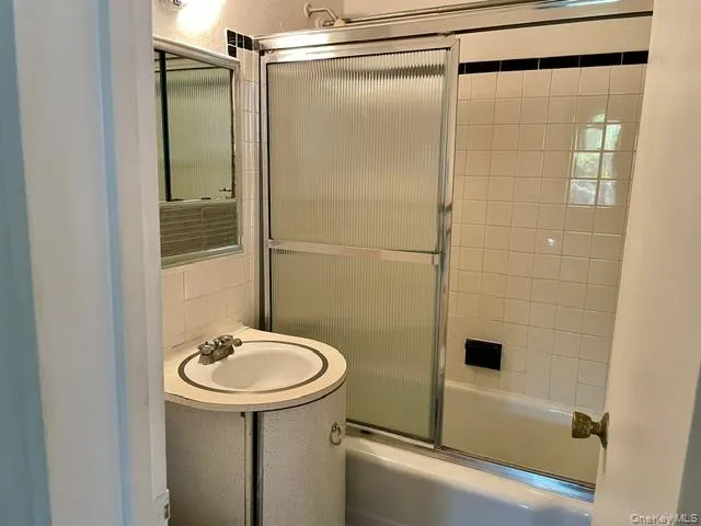 92-30 56 Avenue, New York, NY, 1 Bedroom Bedrooms, 3 Rooms Rooms,1 BathroomBathrooms,Residential,For Rent,56,0,1052923 92-30 56 Avenue, New York, NY, 1 Bedroom Bedrooms, 3 Rooms Rooms,1 BathroomBathrooms,Residential,For Rent,56,0,1052923