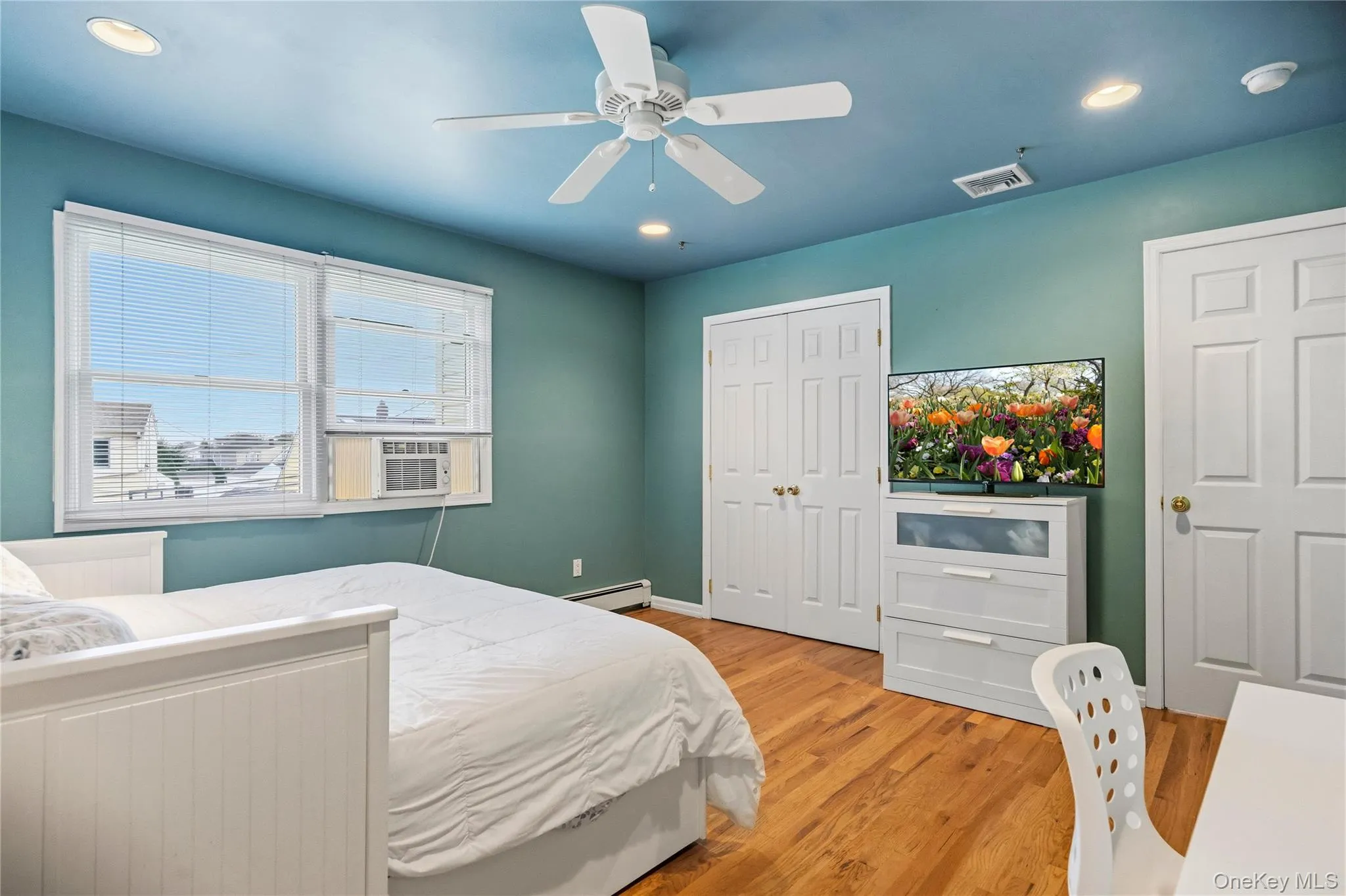 The second bedroom has a large double window and a large closet... The second bedroom has a large double window and a large closet...