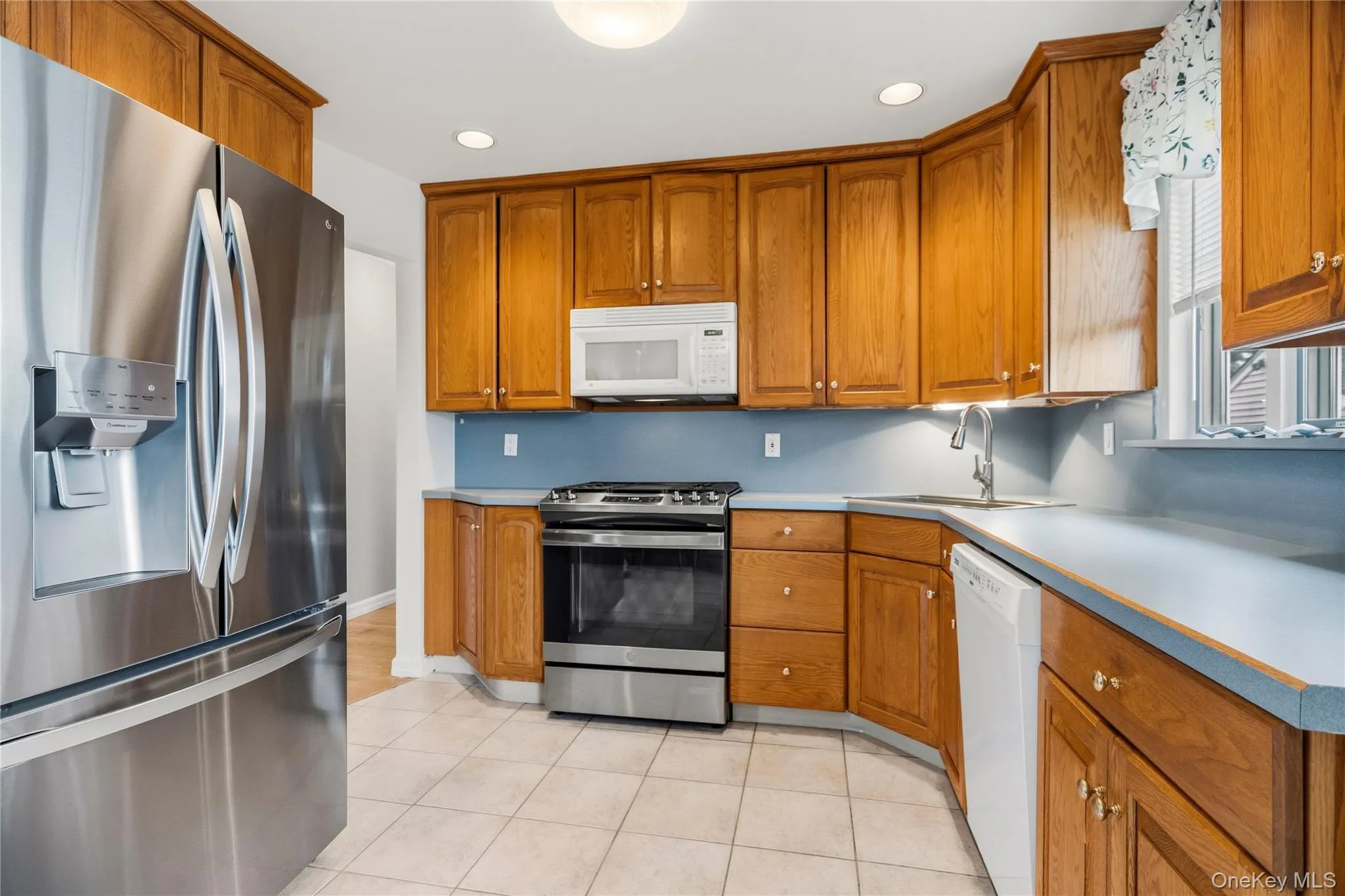 The kitchen has lots of cabinet storage and countertop work space, ceramic tile flooring... The kitchen has lots of cabinet storage and countertop work space, ceramic tile flooring...