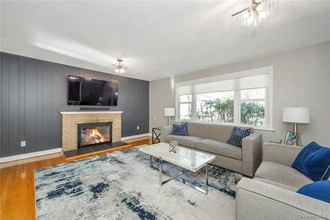 Living Room w/Fireplace Living Room w/Fireplace