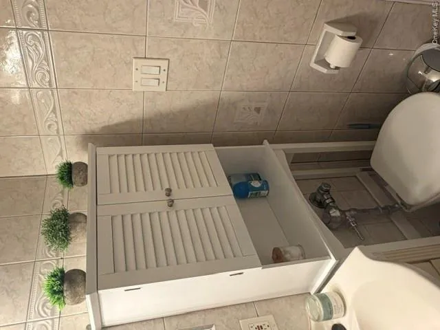 fully tiled bthrm fully tiled bthrm