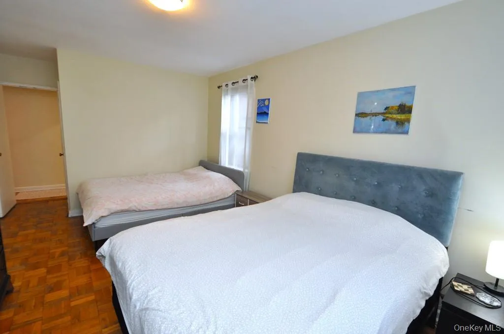 The large corner bedroom has parquet floors. The large corner bedroom has parquet floors.