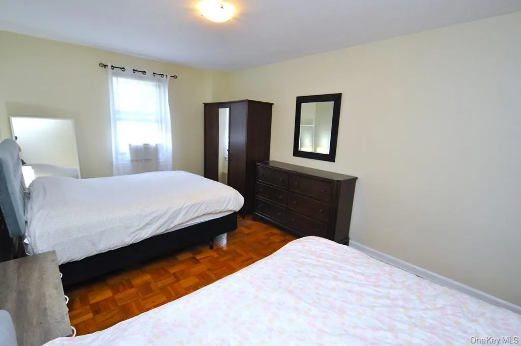 The large corner bedroom has parquet floors. The large corner bedroom has parquet floors.