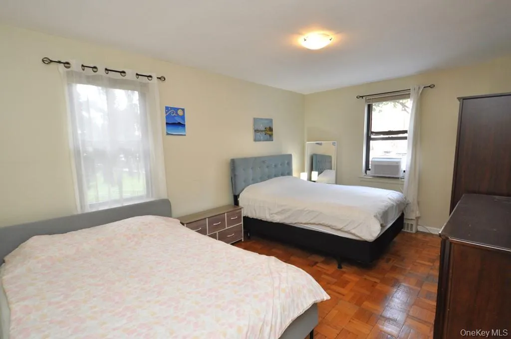 The large corner bedroom has parquet floors. The large corner bedroom has parquet floors.