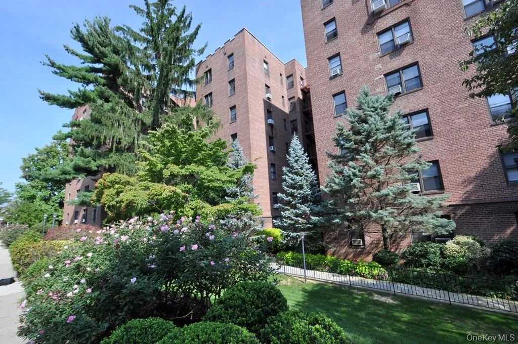 The Kenilworth is one of the closest buildings to the Scarsdale train station and village. It also has one of the shortest waitlist for indoor parking on Garth Road. The Kenilworth is one of the closest buildings to the Scarsdale train station and village. It also has one of the shortest waitlist for indoor parking on Garth Road.