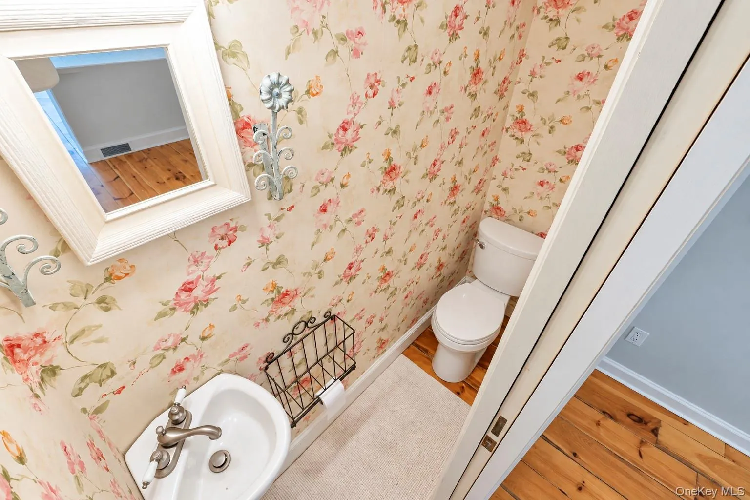 153 Juniper Avenue, Smithtown, NY, 3 Bedrooms Bedrooms, 6 Rooms Rooms,2 BathroomsBathrooms,Residential,For Rent,Juniper,0,1053050 153 Juniper Avenue, Smithtown, NY, 3 Bedrooms Bedrooms, 6 Rooms Rooms,2 BathroomsBathrooms,Residential,For Rent,Juniper,0,1053050
