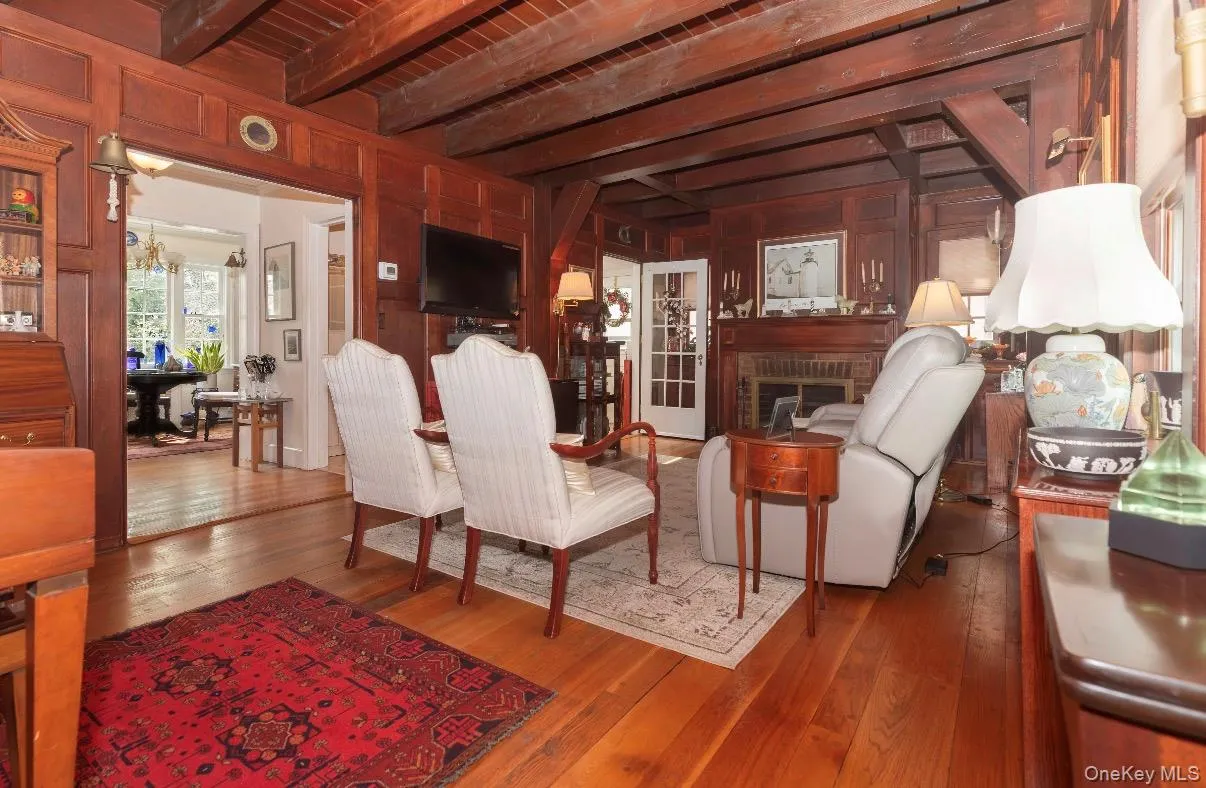 This room features oak floors. This room features oak floors.