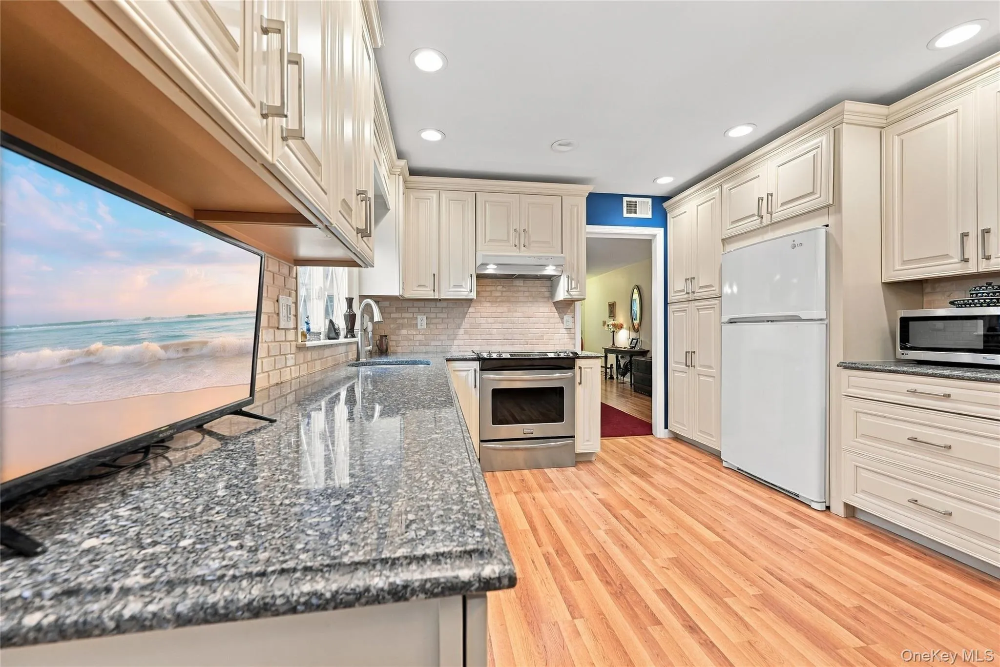 Custom quality cabinets to ceiling Custom quality cabinets to ceiling