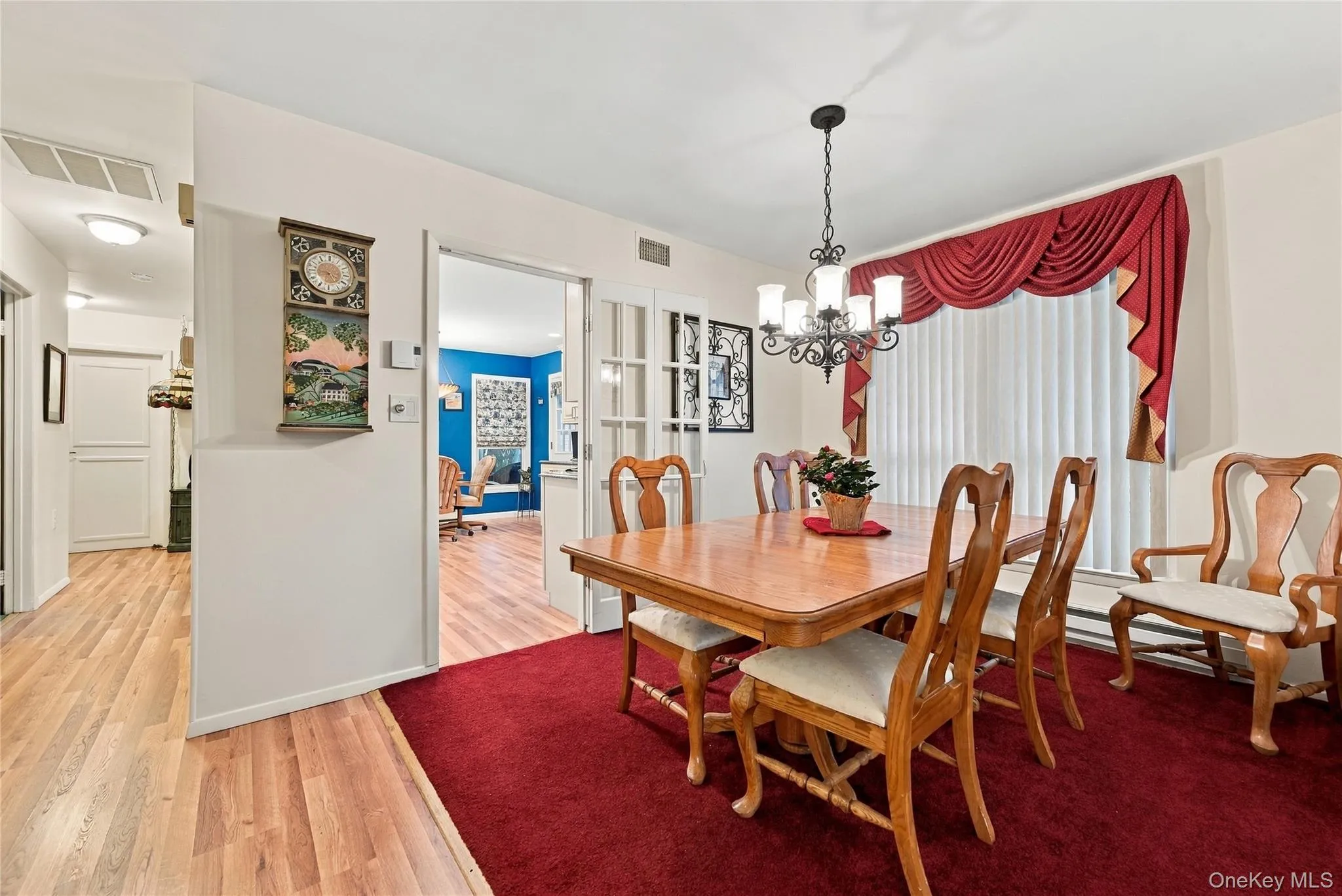 Hallway guides you through the home Living room ,Dining room, Kitchen Hallway guides you through the home Living room ,Dining room, Kitchen