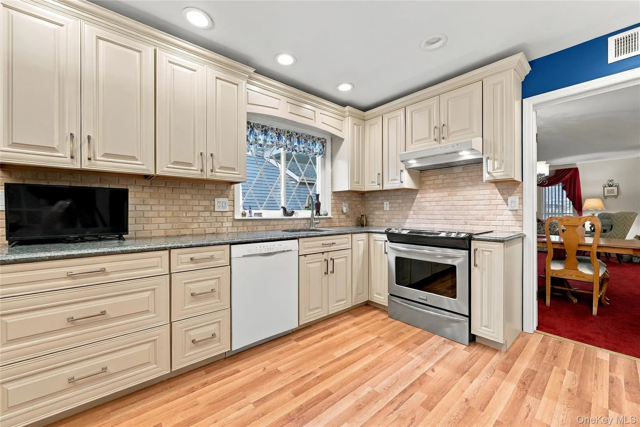 Custom Kitchen w/ stainless Range and Granite counters Custom Kitchen w/ stainless Range and Granite counters