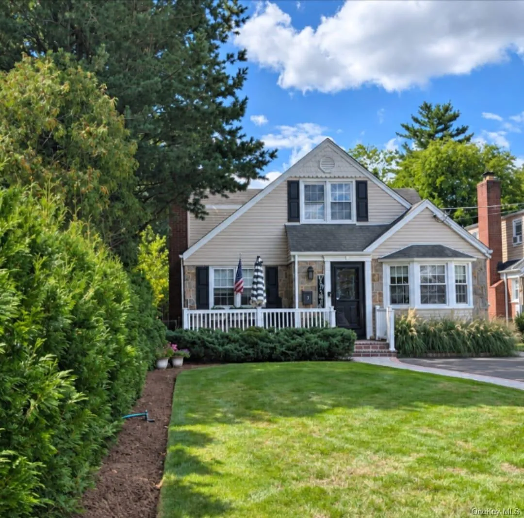 2 Windsor Place, Hempstead, NY, 4 Bedrooms Bedrooms, 6 Rooms Rooms,2 BathroomsBathrooms,Residential,For Rent,Windsor,0,1053067 2 Windsor Place, Hempstead, NY, 4 Bedrooms Bedrooms, 6 Rooms Rooms,2 BathroomsBathrooms,Residential,For Rent,Windsor,0,1053067