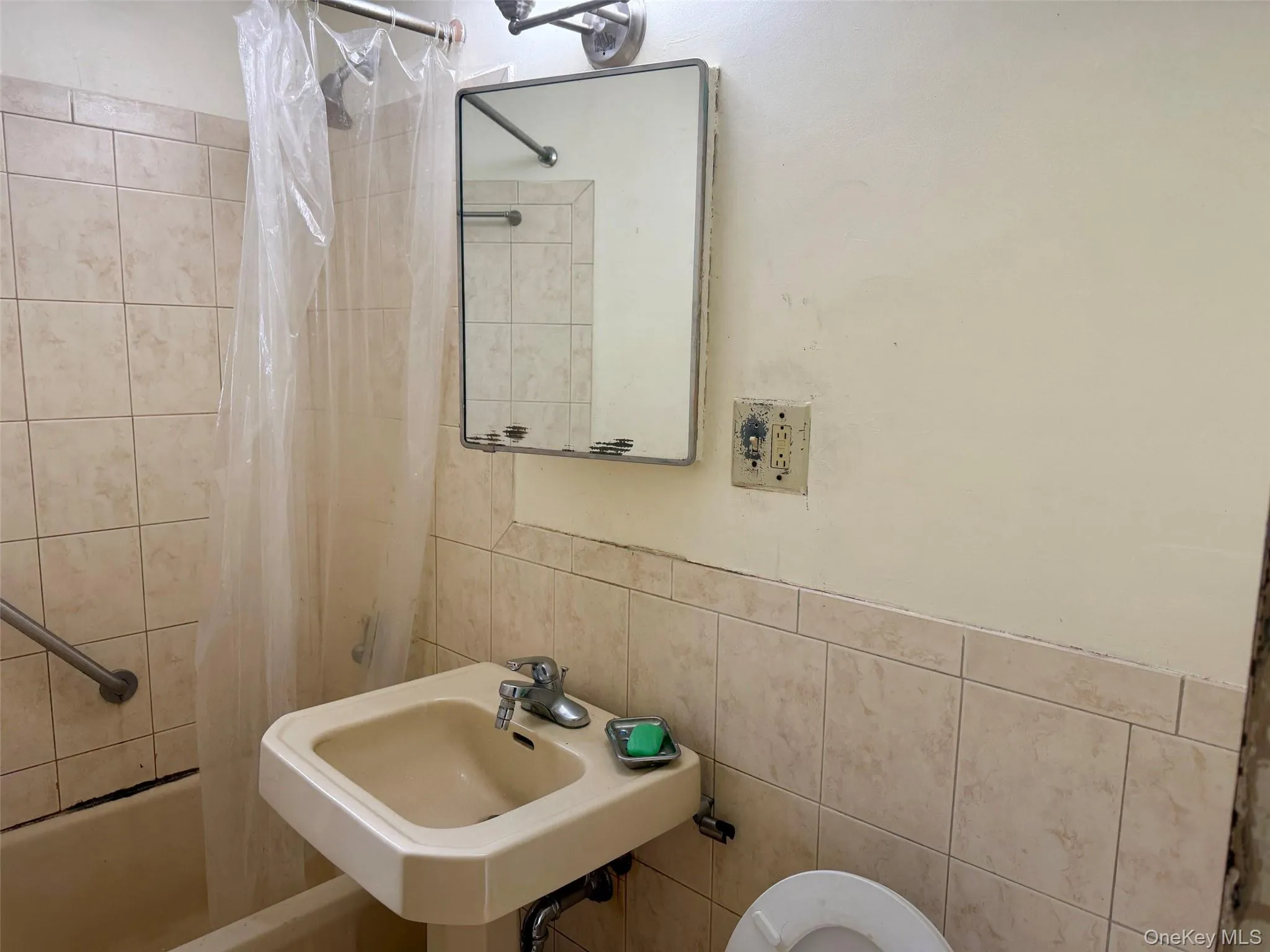 2049 Mc Graw Avenue, New York, NY, 3 Bedrooms Bedrooms, 5 Rooms Rooms,1 BathroomBathrooms,Residential,For Rent,Mc Graw,0,1053072 2049 Mc Graw Avenue, New York, NY, 3 Bedrooms Bedrooms, 5 Rooms Rooms,1 BathroomBathrooms,Residential,For Rent,Mc Graw,0,1053072