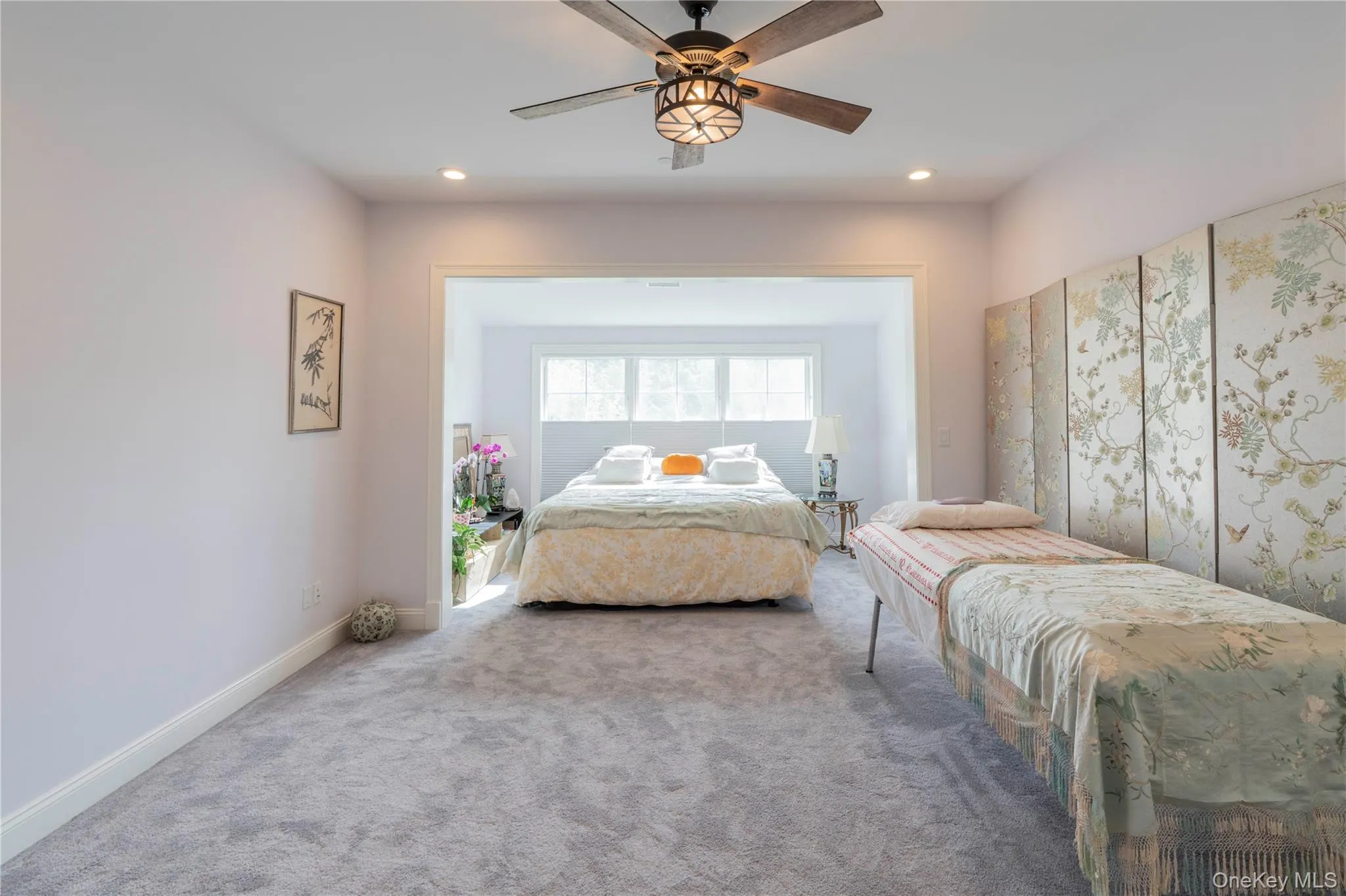 Spacious Bedroom with Alcove Sitting or Office Area Spacious Bedroom with Alcove Sitting or Office Area