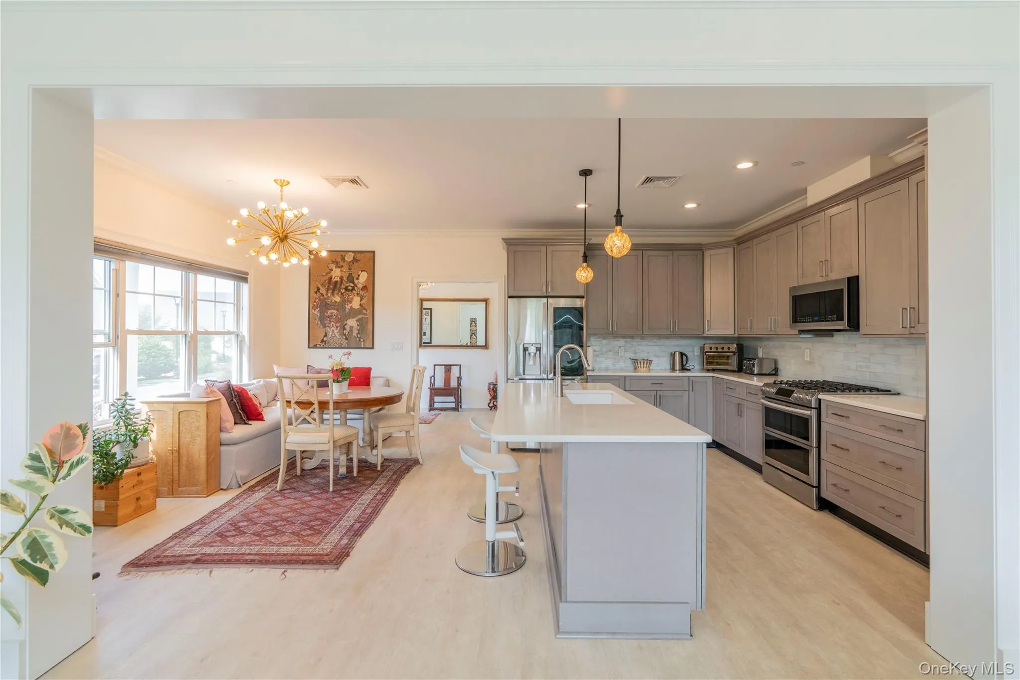 Contemporary Style Open Kitchen to Dining Area Contemporary Style Open Kitchen to Dining Area