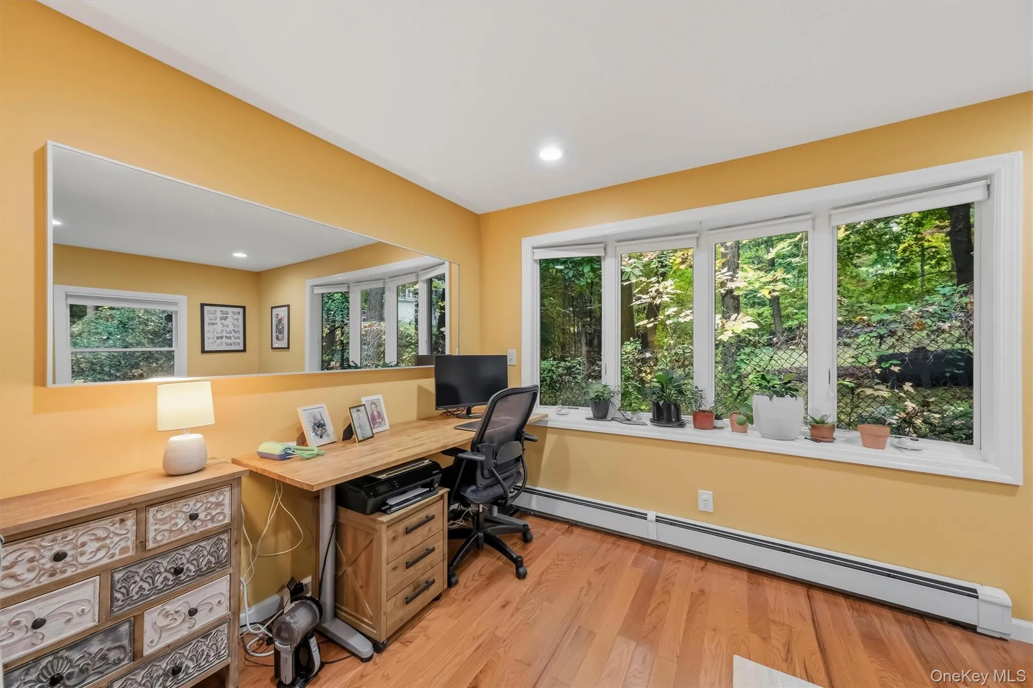 Excellent work environment for a home office. Excellent work environment for a home office.