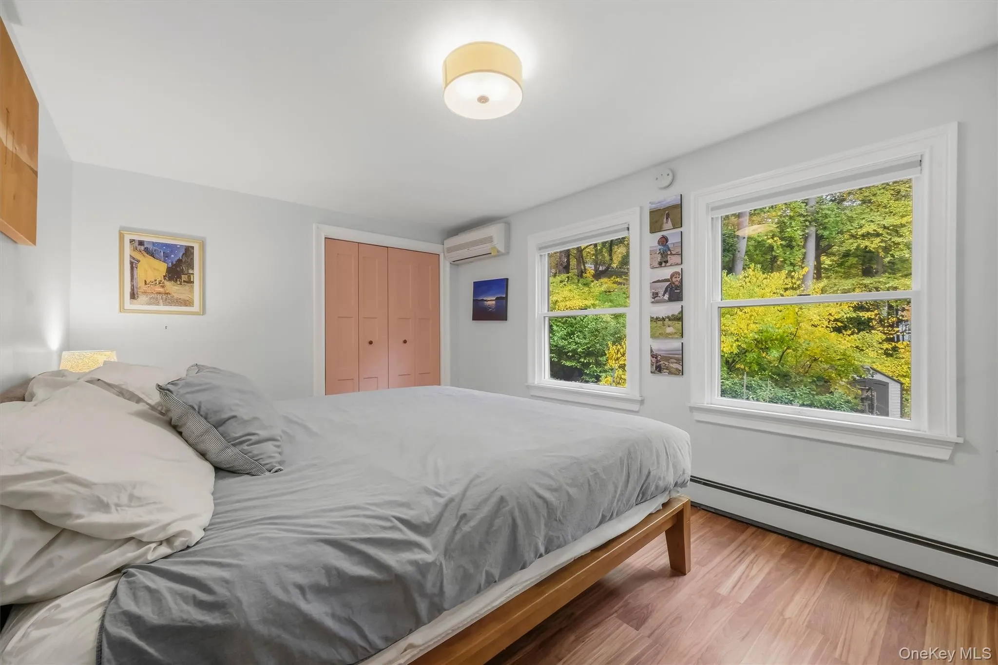 Primary bedroom with views towards the garden. Primary bedroom with views towards the garden.