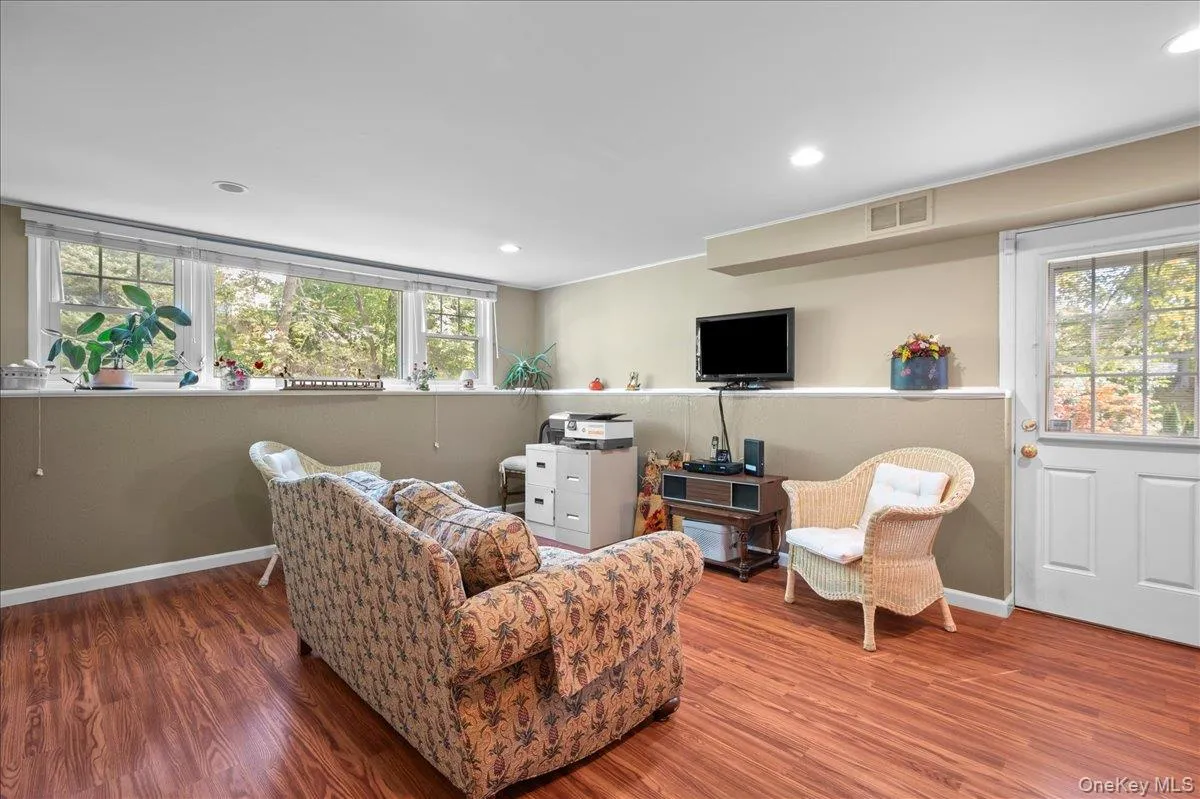Office/study/ TV room/bedroom with separate entrance Office/study/ TV room/bedroom with separate entrance