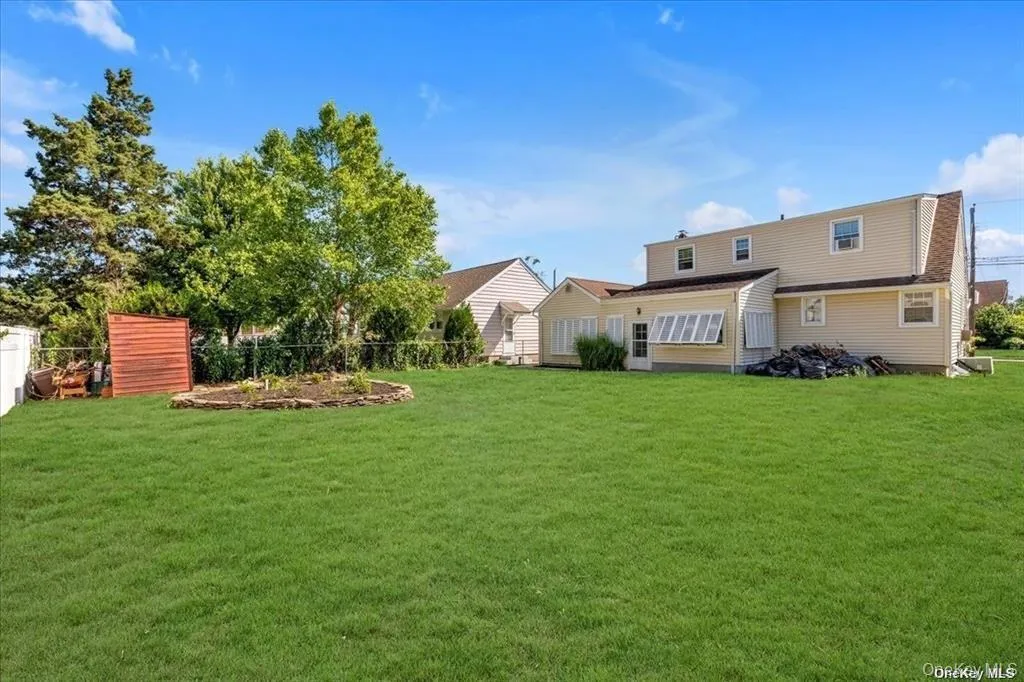 HUGE BACK YARD HUGE BACK YARD