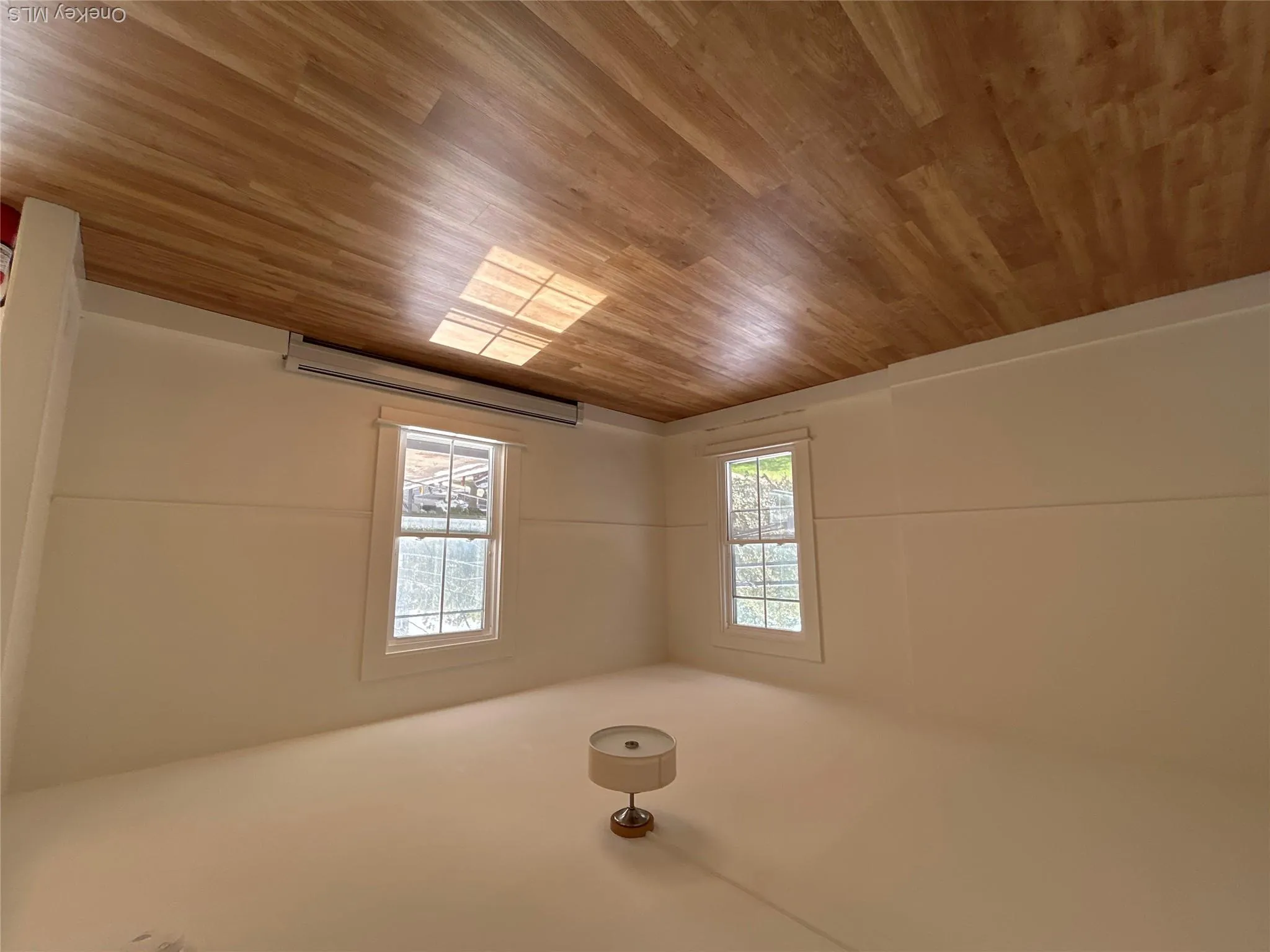 Light and Bright with laminate floors Light and Bright with laminate floors