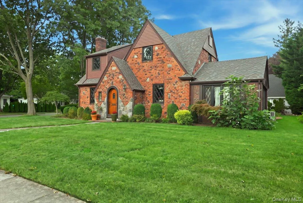 119 Somerset Avenue, Hempstead, NY, 4 Bedrooms Bedrooms, 8 Rooms Rooms,2 BathroomsBathrooms,Residential,For Rent,Somerset,0,1053170 119 Somerset Avenue, Hempstead, NY, 4 Bedrooms Bedrooms, 8 Rooms Rooms,2 BathroomsBathrooms,Residential,For Rent,Somerset,0,1053170
