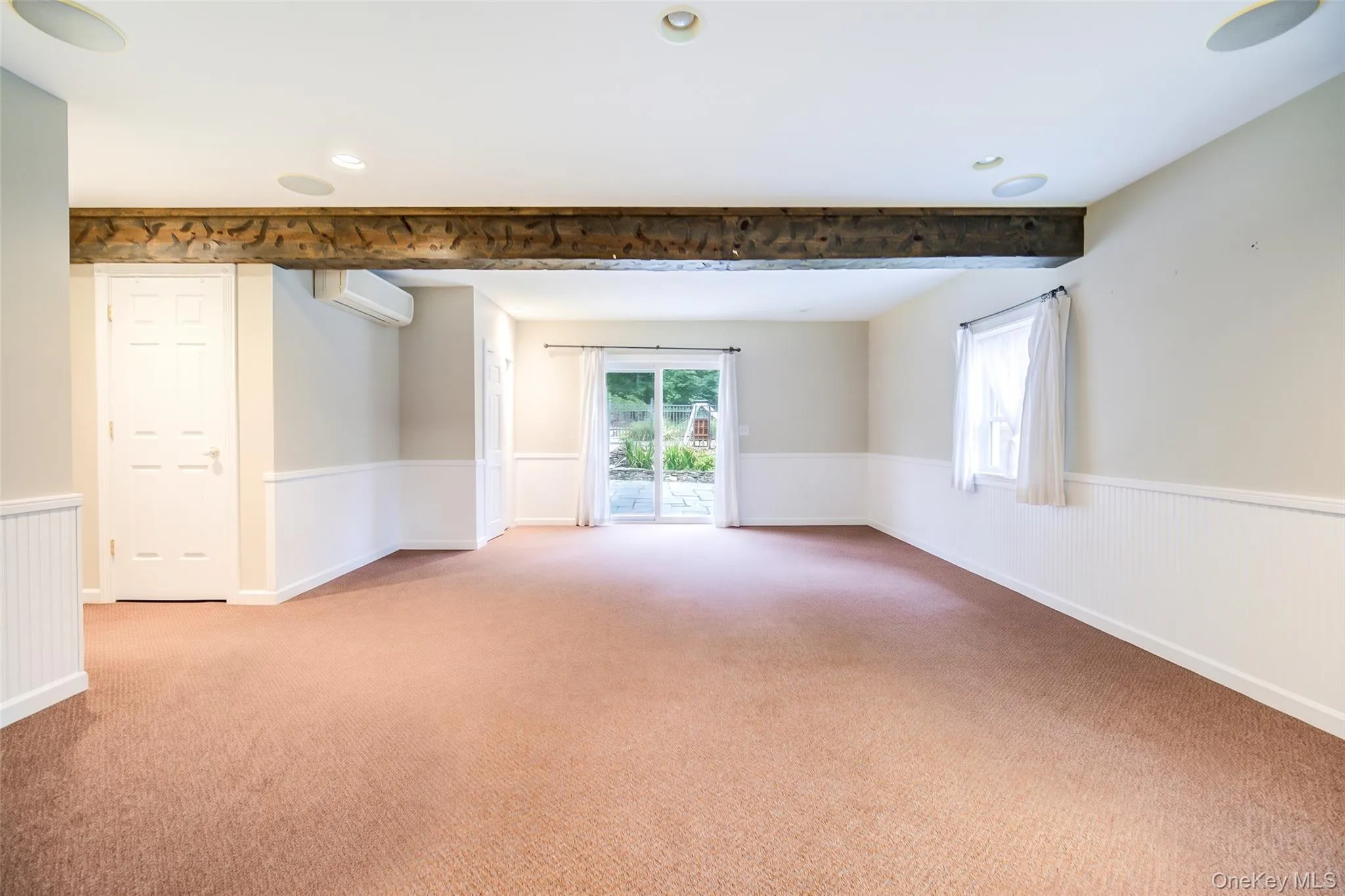 With a separate entrance this bonus space (580+sqft) is just perfect for additional sleeping area, a hobby room, children's play area, office space etc... With a separate entrance this bonus space (580+sqft) is just perfect for additional sleeping area, a hobby room, children's play area, office space etc...
