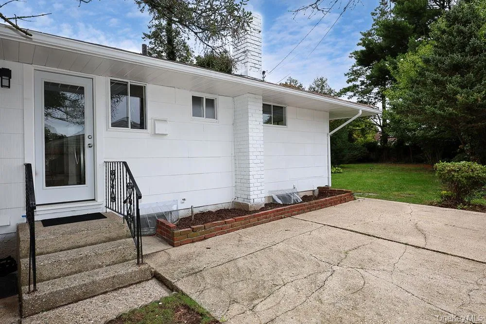 21 Dewey Road, Smithtown, NY, 3 Bedrooms Bedrooms, 5 Rooms Rooms,1 BathroomBathrooms,Residential,For Rent,Dewey,0,1053188 21 Dewey Road, Smithtown, NY, 3 Bedrooms Bedrooms, 5 Rooms Rooms,1 BathroomBathrooms,Residential,For Rent,Dewey,0,1053188