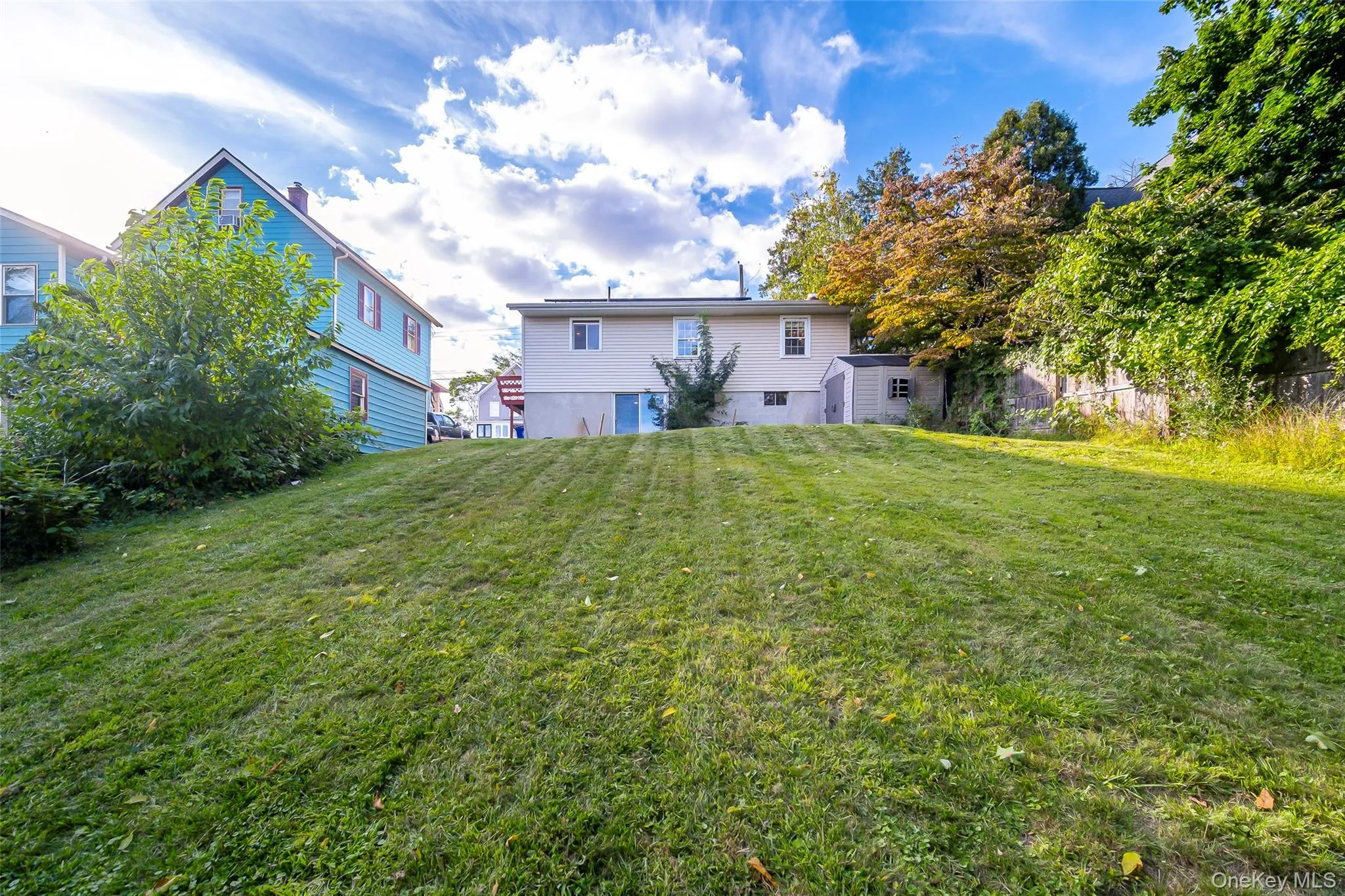 Expansive sloped lawn Expansive sloped lawn