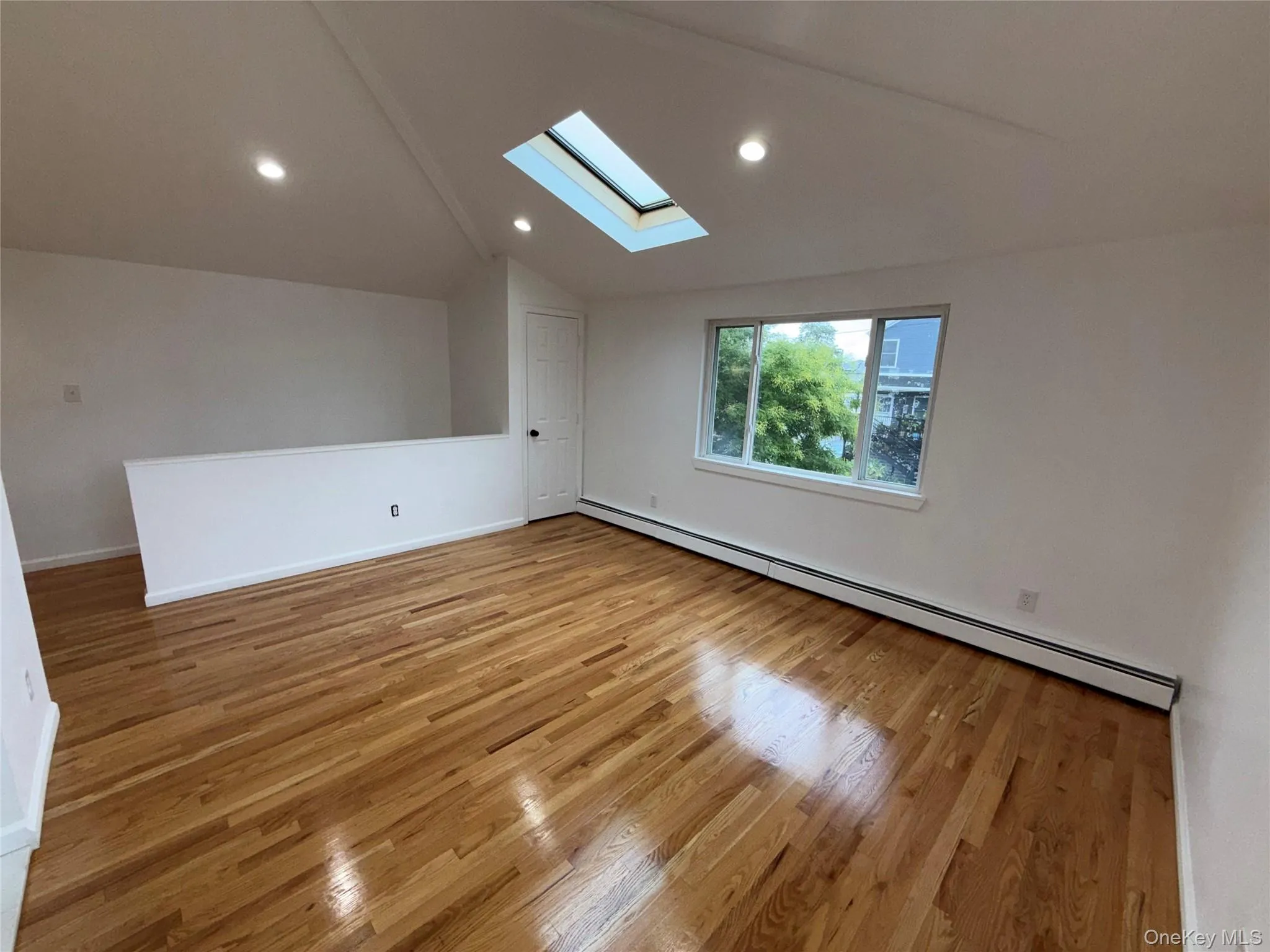 Livingroom/Dining room With Skylight Livingroom/Dining room With Skylight