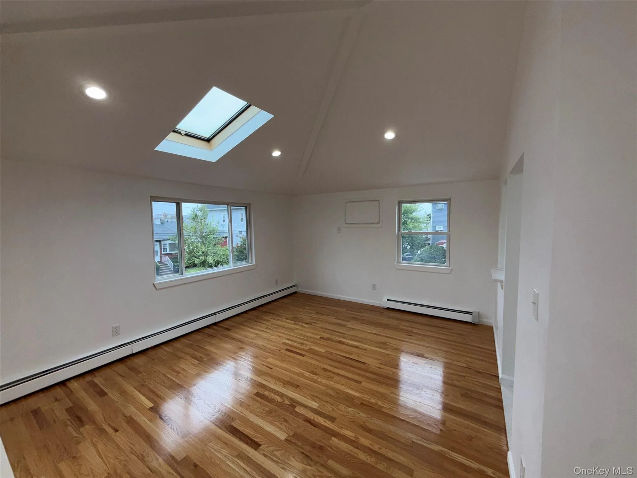 Livingroom/Dining room With Skylight Livingroom/Dining room With Skylight