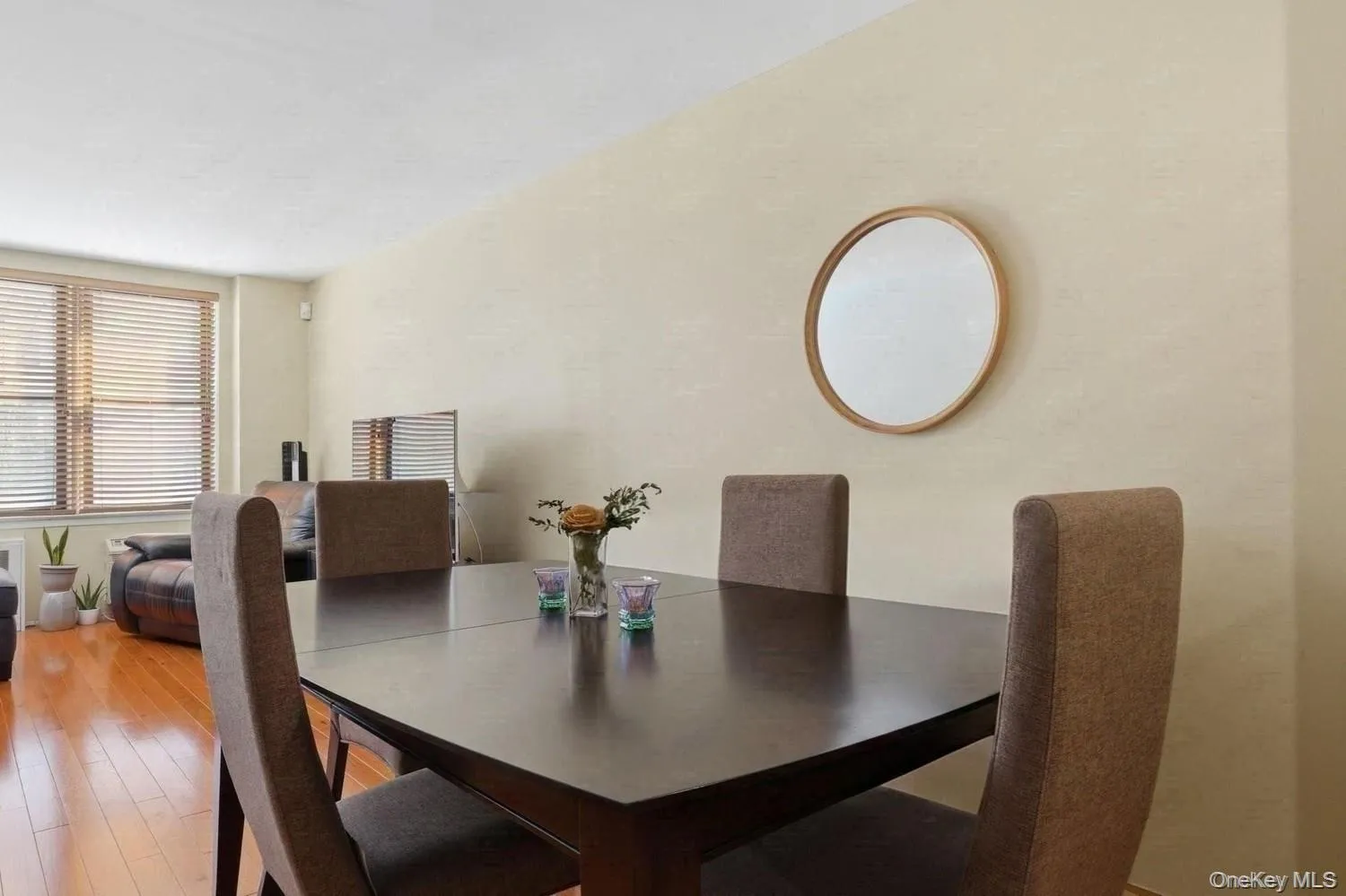 Lovely dining area open to the livingroom Lovely dining area open to the livingroom