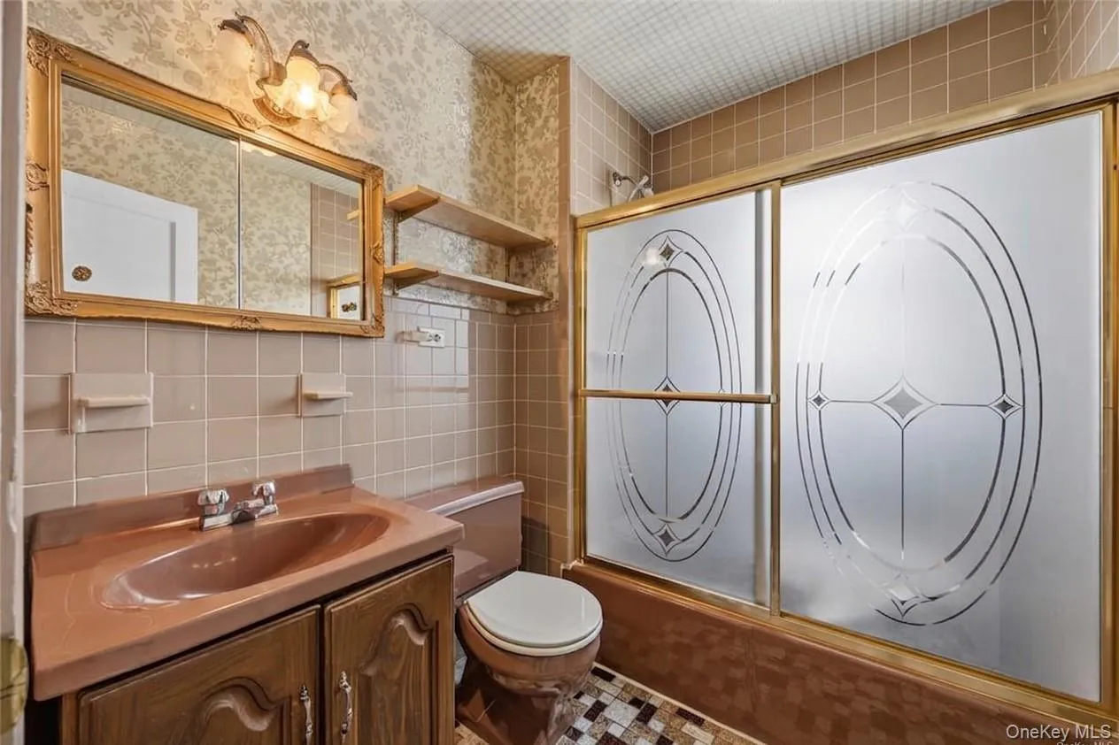 1659 Lurting Avenue, New York, NY, 3 Bedrooms Bedrooms, 8 Rooms Rooms,2 BathroomsBathrooms,Residential,For Rent,Lurting,0,1053247 1659 Lurting Avenue, New York, NY, 3 Bedrooms Bedrooms, 8 Rooms Rooms,2 BathroomsBathrooms,Residential,For Rent,Lurting,0,1053247