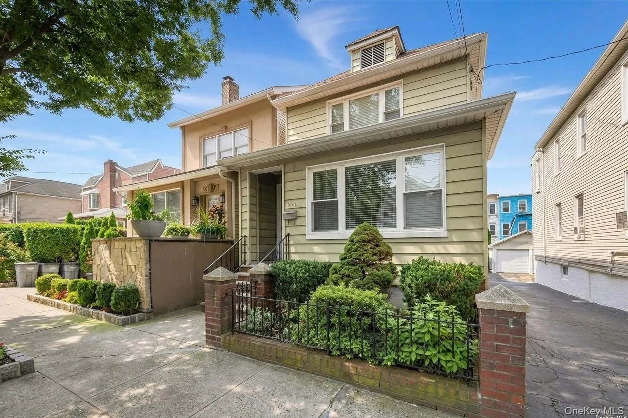 1659 Lurting Avenue, New York, NY, 3 Bedrooms Bedrooms, 8 Rooms Rooms,2 BathroomsBathrooms,Residential,For Rent,Lurting,0,1053247 1659 Lurting Avenue, New York, NY, 3 Bedrooms Bedrooms, 8 Rooms Rooms,2 BathroomsBathrooms,Residential,For Rent,Lurting,0,1053247