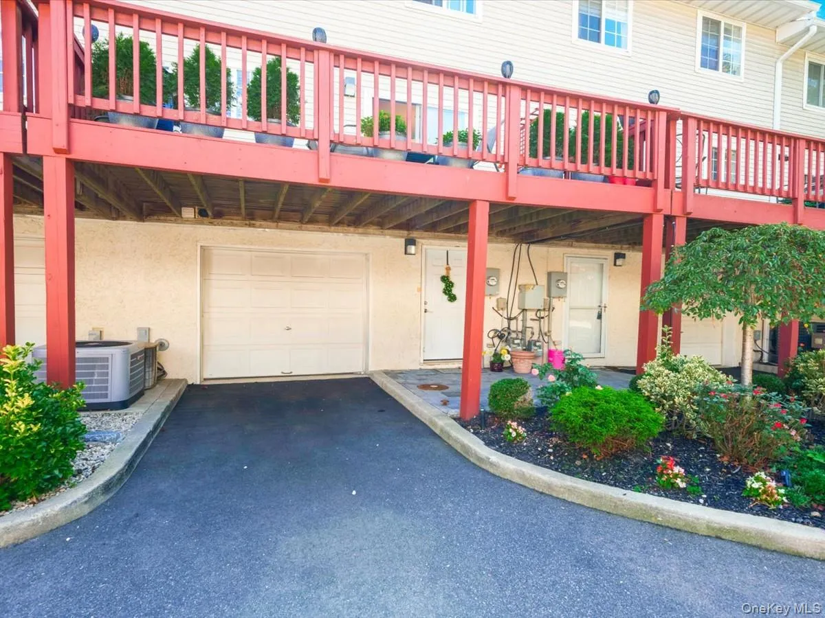 Parking/garage/patio Parking/garage/patio
