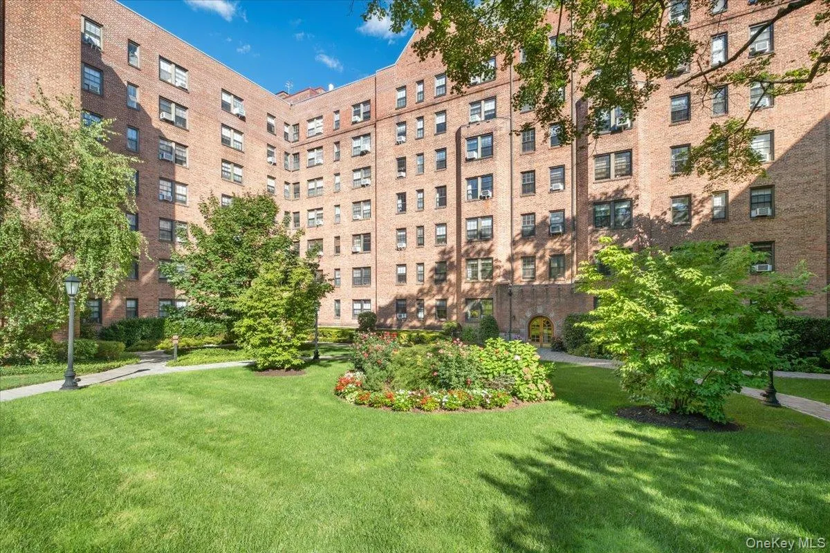 Scarsdale Manor - large open grassy area in the front courtyard of the building Scarsdale Manor - large open grassy area in the front courtyard of the building