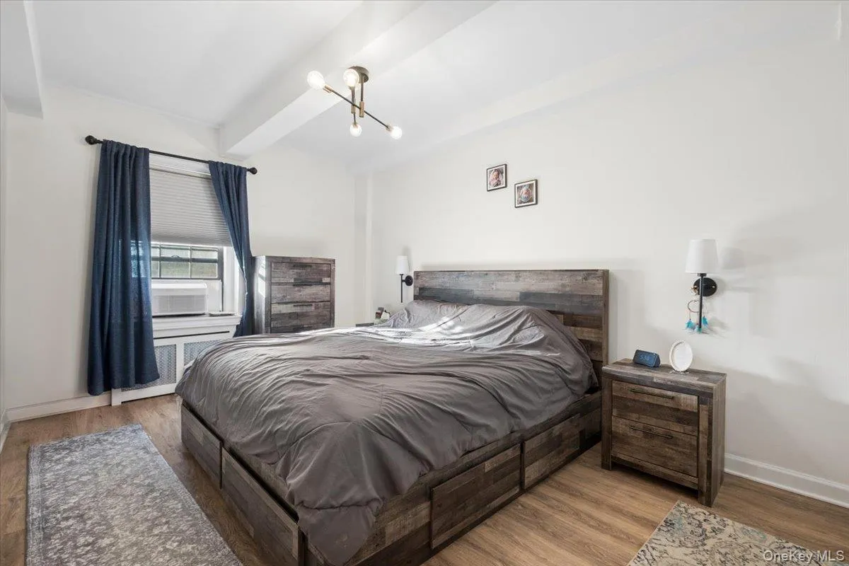 Spacious Bedroom w/ large closets Spacious Bedroom w/ large closets